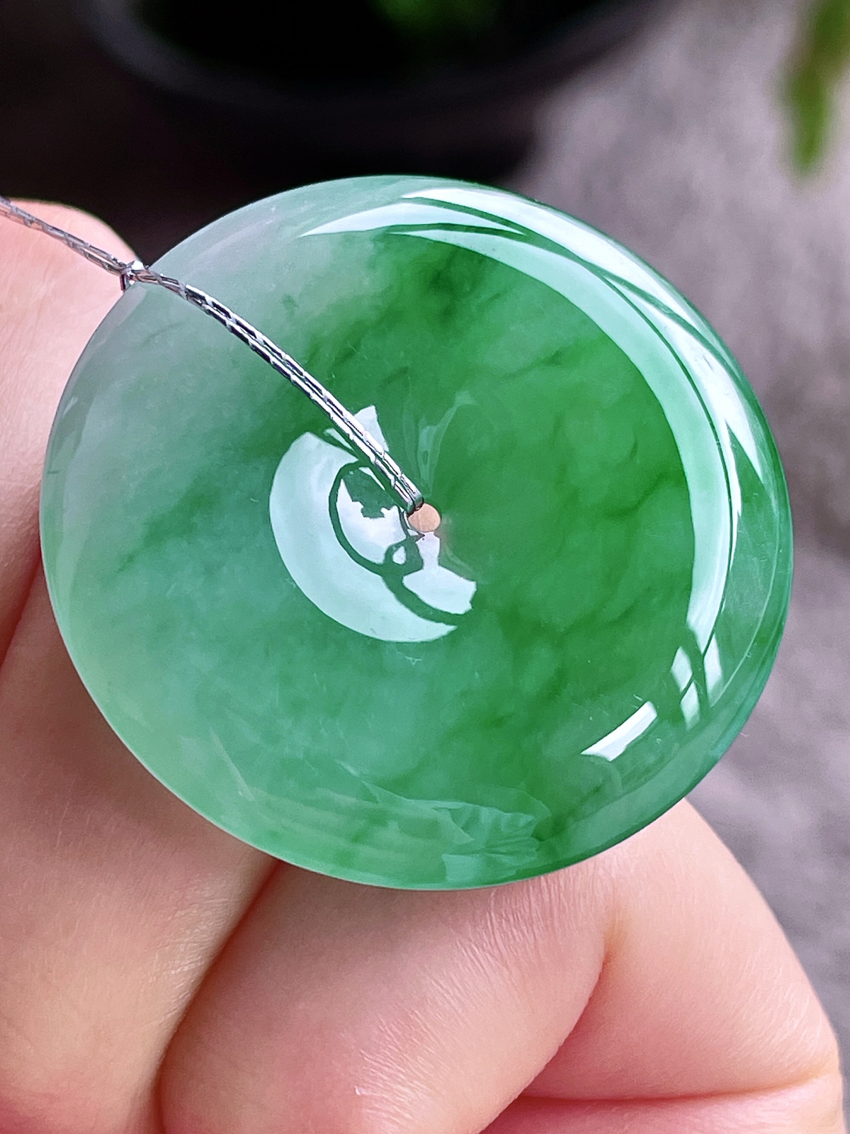 【裸石】高冰阳绿平安扣大平安扣吊坠
【说明】缅料 性价比高  
【尺寸】35-6.2