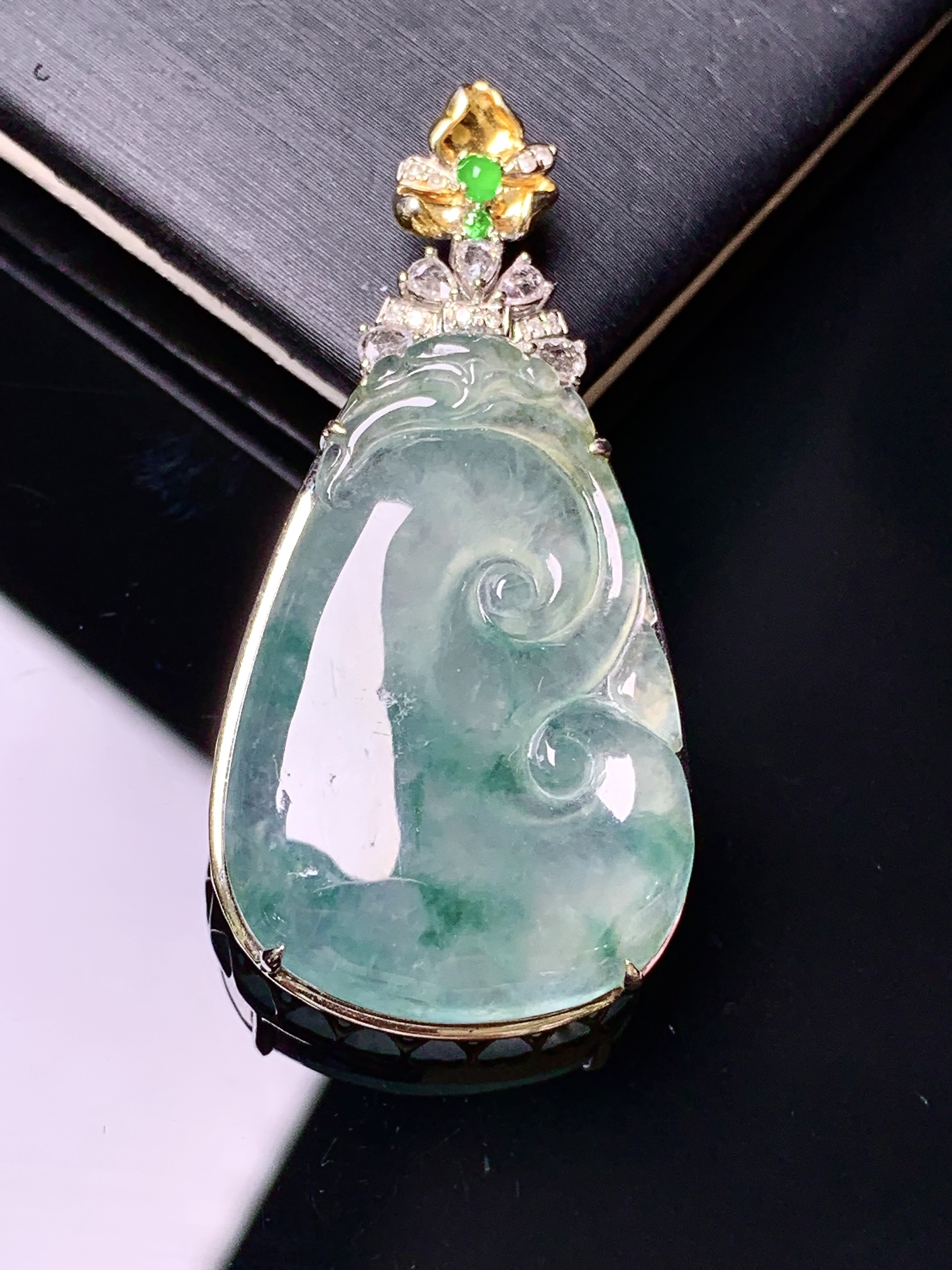 18k金钻镶嵌冰种如意吊坠 玉质细腻 色泽艳丽清新 水润亮眼 整体尺寸41.5*20.3*7.5yz