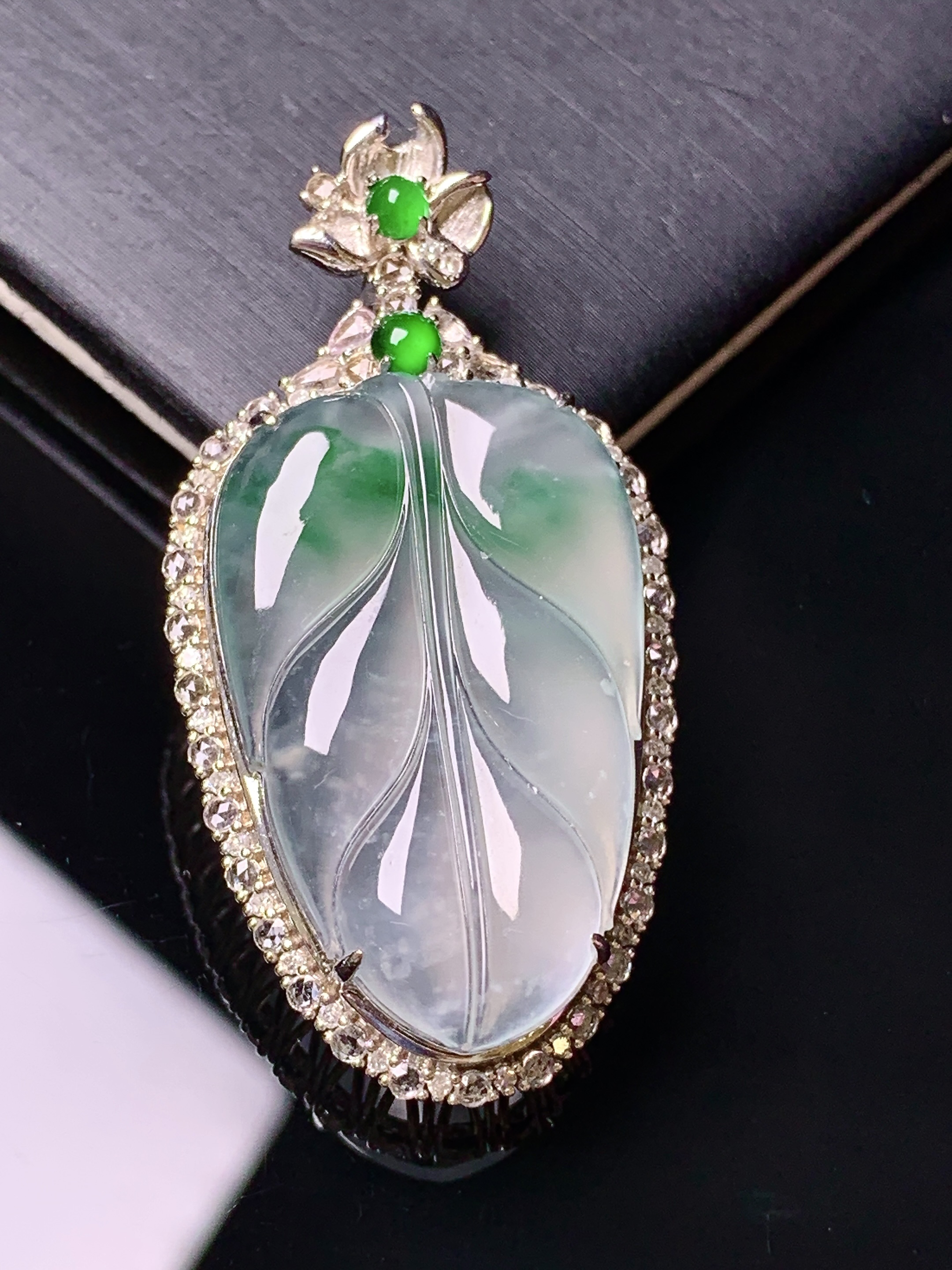 18k金钻镶嵌冰种树叶吊坠 玉质细腻 色泽艳丽清新 水润亮眼 整体尺寸43.2*22*9.3c5