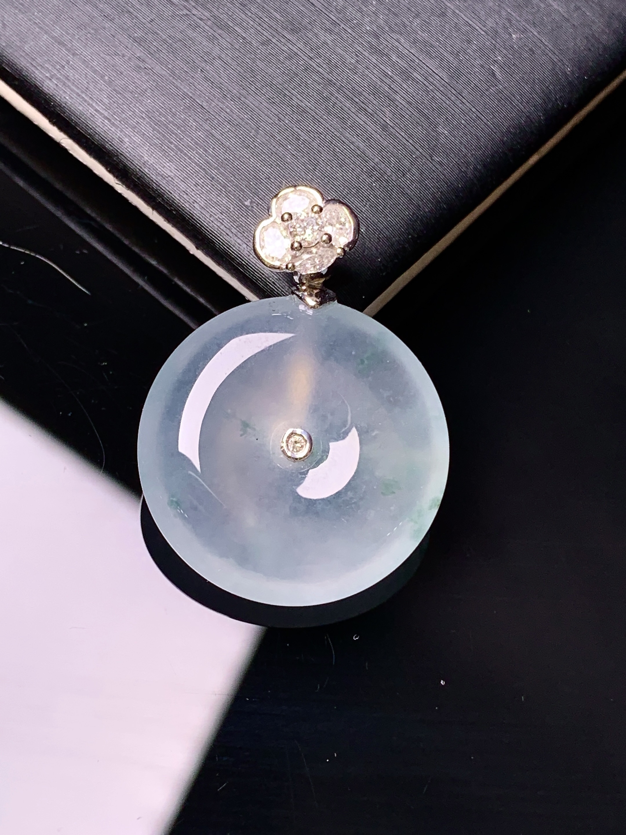 18k金钻镶嵌冰种平安扣吊坠 玉质细腻 色泽艳丽清新 水润亮眼 整体尺寸26.6*19.7*5.6c1