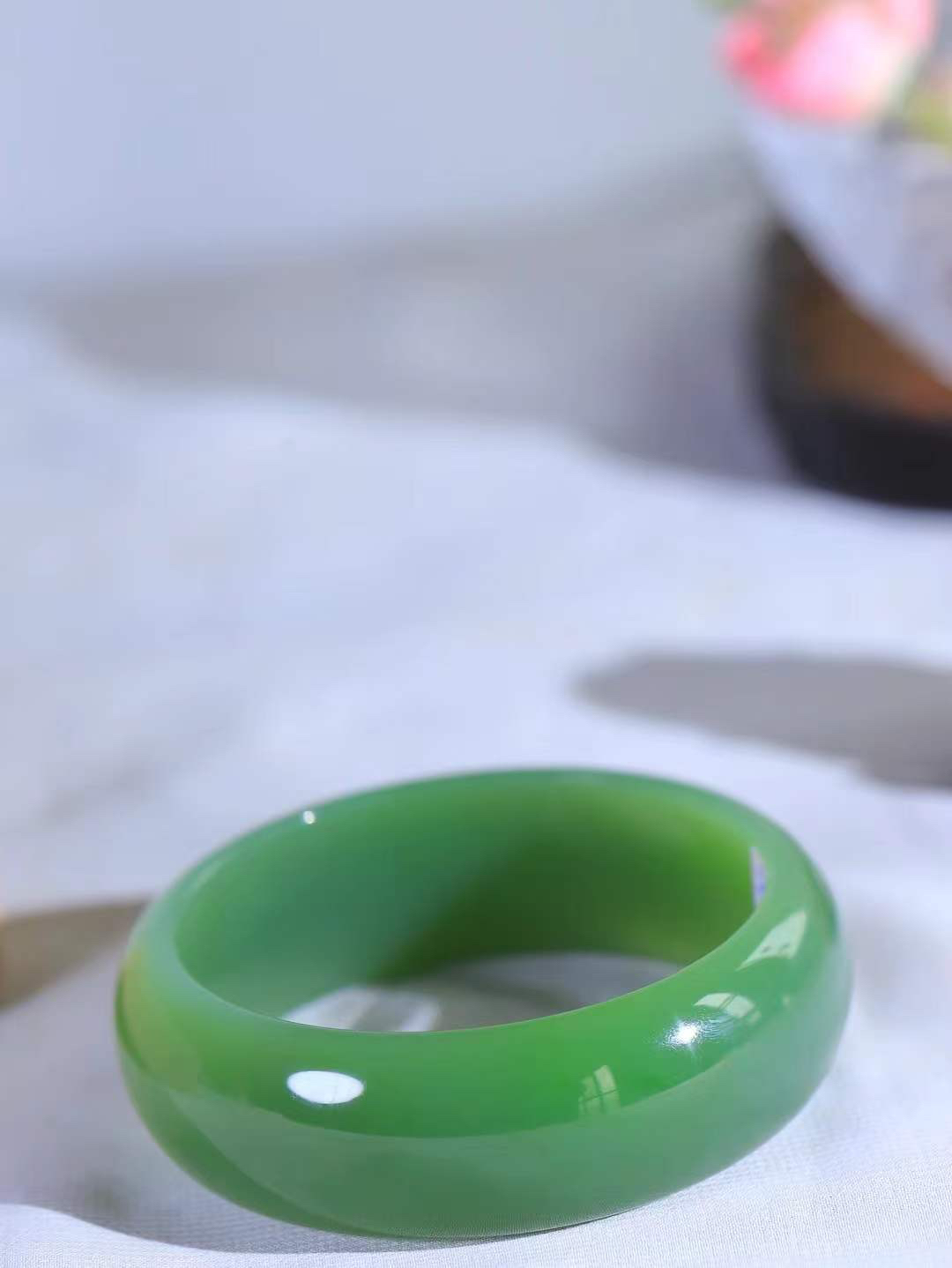 （碧色荡漾.手镯）

收藏级臻品和田玉碧玉手镯，灼灼其华想像靓妆淡伫 ，腕间绿意跳脱冰壶莹，坐间静对，姑射仙姿潇洒处，艳冶最奇料子油润滋腻镯型饱满，手感上佳。重87克   内径59.8mm尺寸22-7.7mm  24471113T