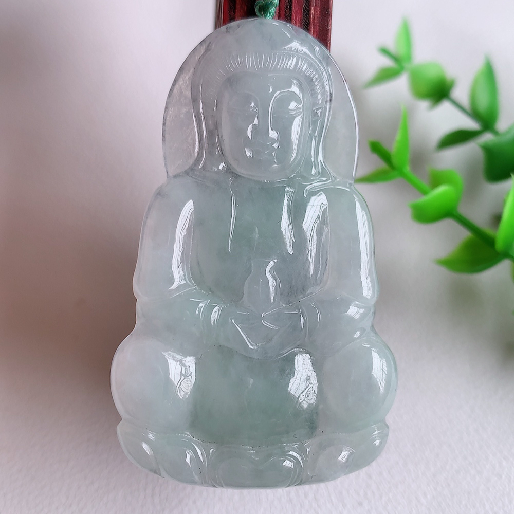 冰润精雕观音吊坠，法相端庄大气，工艺精湛，种色浓郁，细腻饱满冰润，种老水足，收藏佳品，佩戴大气  W
