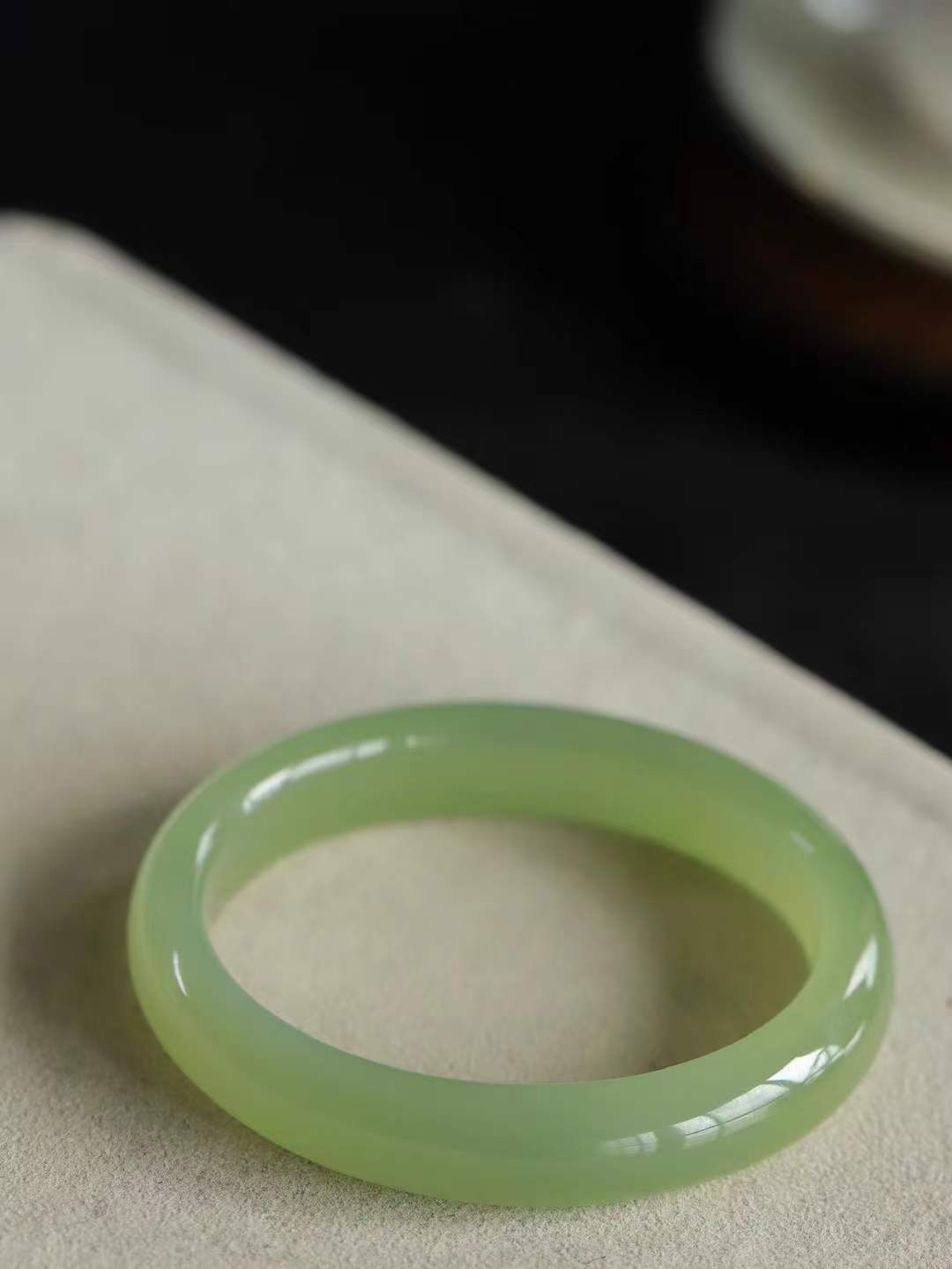 【贵妃镯.玉腕清响】    

精品和田玉晴水贵妃镯，玉质温润细腻 油性十足 相传杨贵妃十分喜