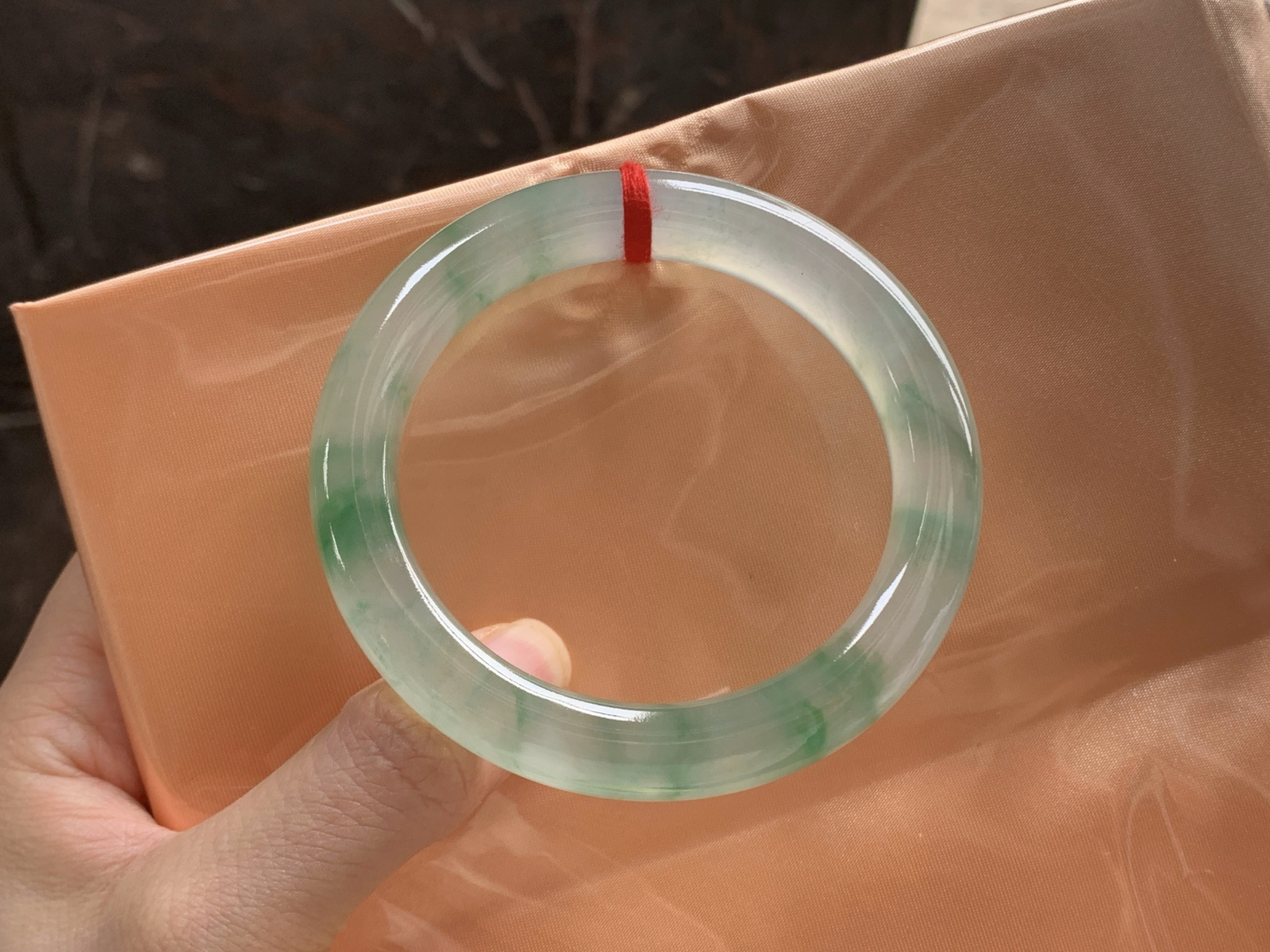 58.5-11.3

冰种绿花圆条手镯^_^种老 飘花好看