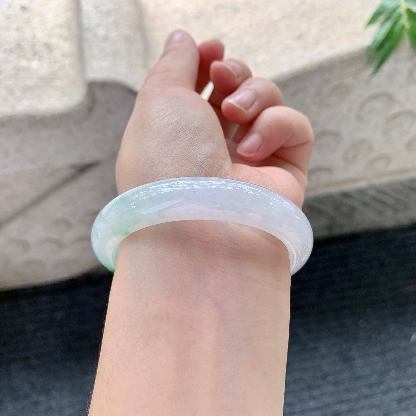 正圈50 51【圈口】51.8/10/7.7【编码】Q5121863【描述】冰糯飘辣绿，水润，种老，细腻，打灯有絮线