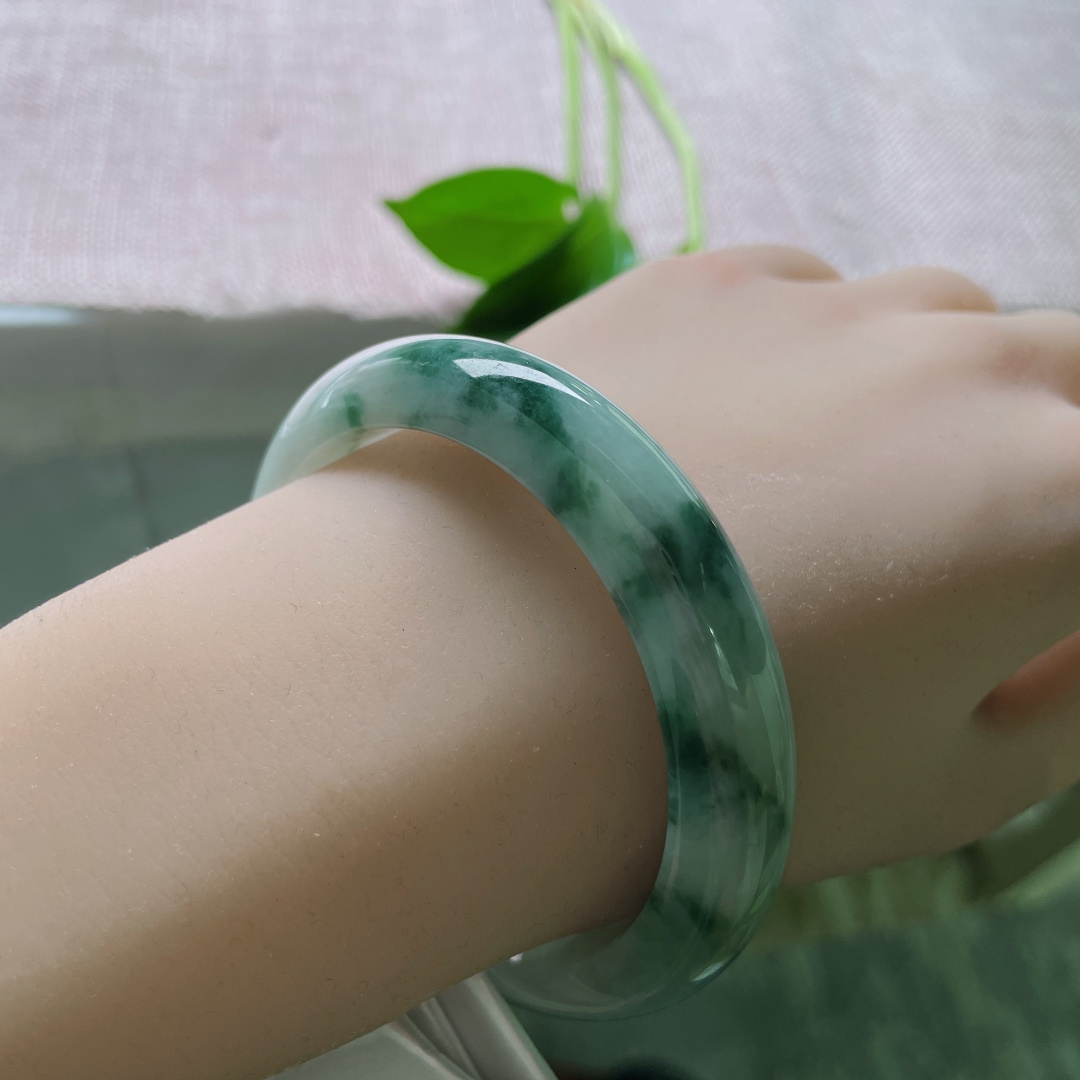 56/12.2/8.4，飘花正圈，底子细腻干净，玉含灵韵，花自飘零。有纹，ss49379a