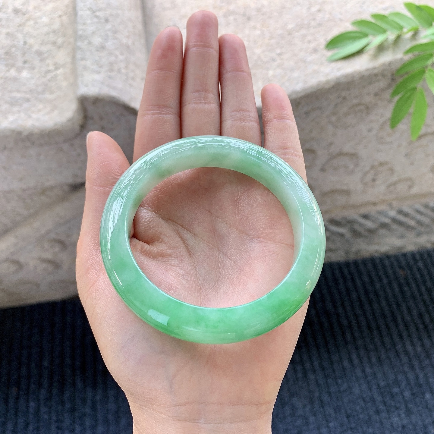 正圈56 57【圈口】57.8/12.4/9.5【编码】A1120729【描述】冰糯飘绿，水润，种老