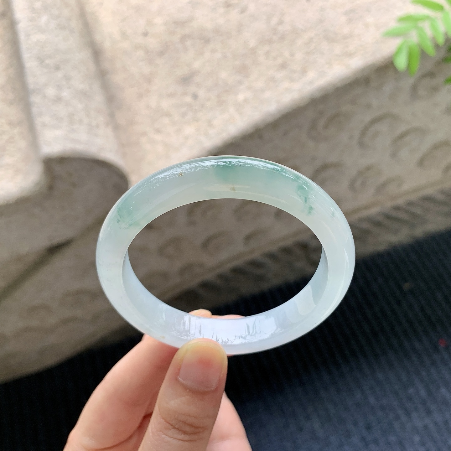 正圈53 54【圈口】54.5/11.4/8【编码】FL041233【描述】冰糯飘花，水润，种老，细腻，打灯有棉线