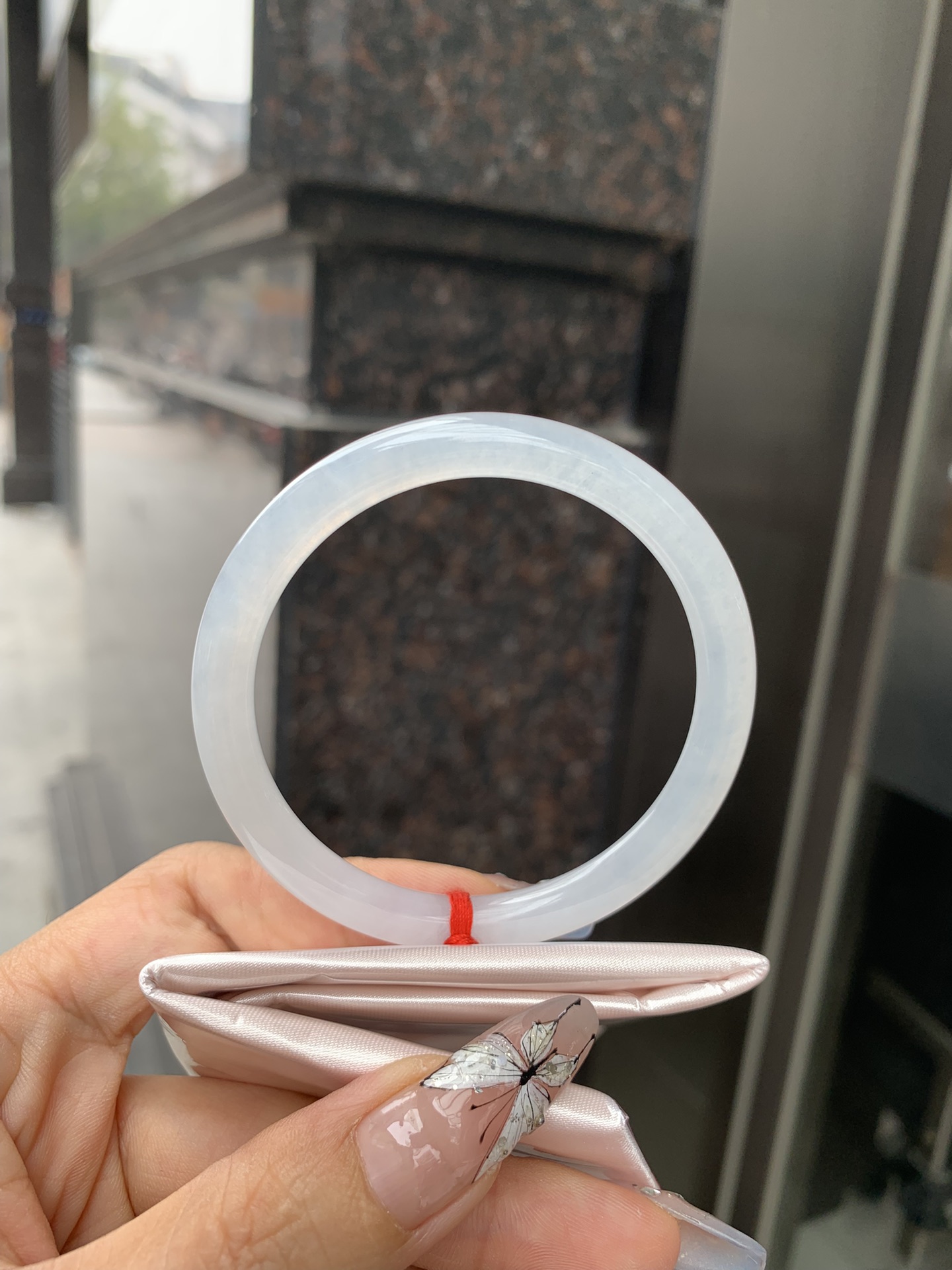 白月光美人条 54.3-7-6 0412-N410-3 打灯细纹，底妆细腻，水水润润的白月光，如同夜空中最温柔的那一抹月光，轻轻洒落你的手腕，带来一份宁静与雅致