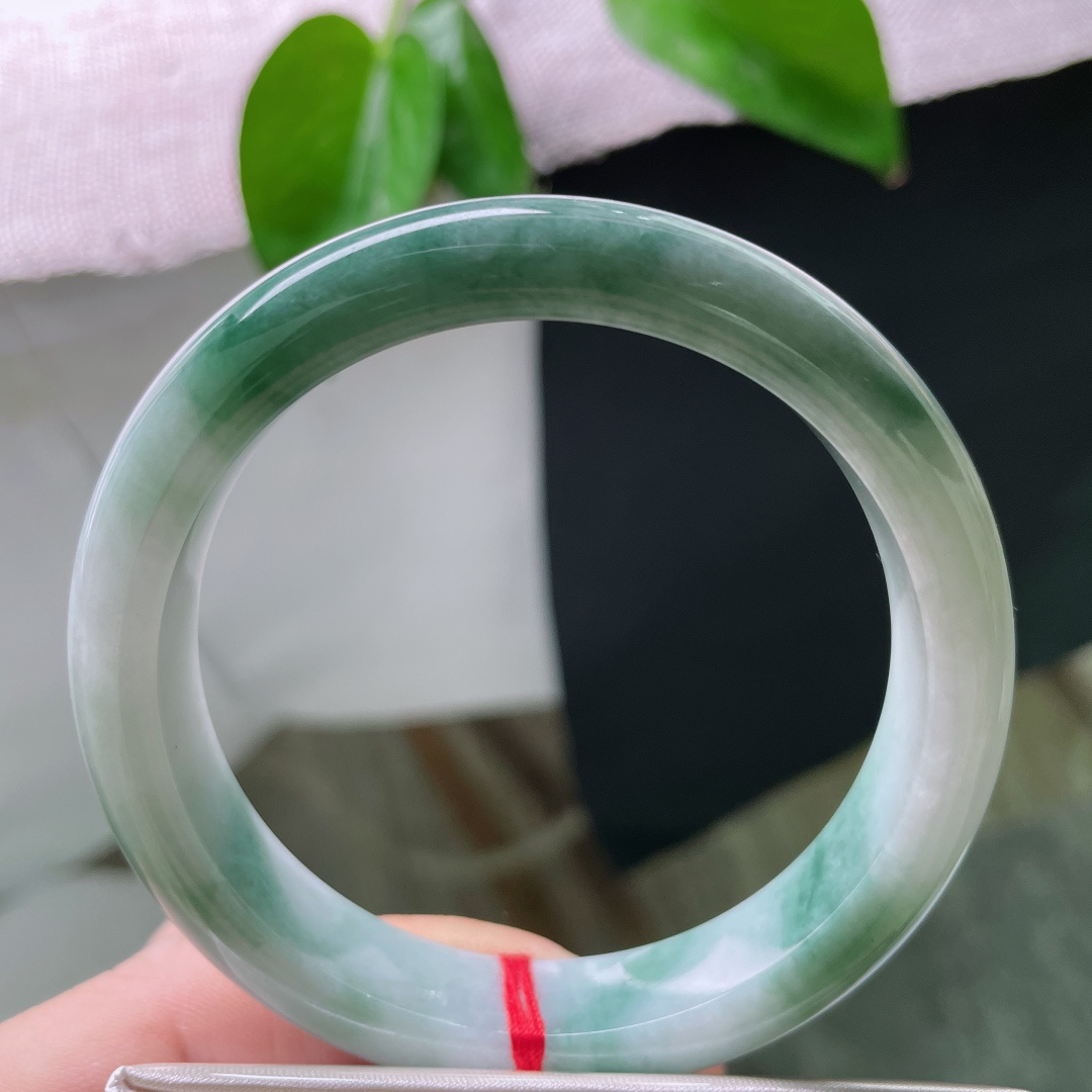 59.4/12.2/8.1，飘花正圈，质地温润细腻，与你相遇在纷飞的花雨里。有棉线，ss50781a