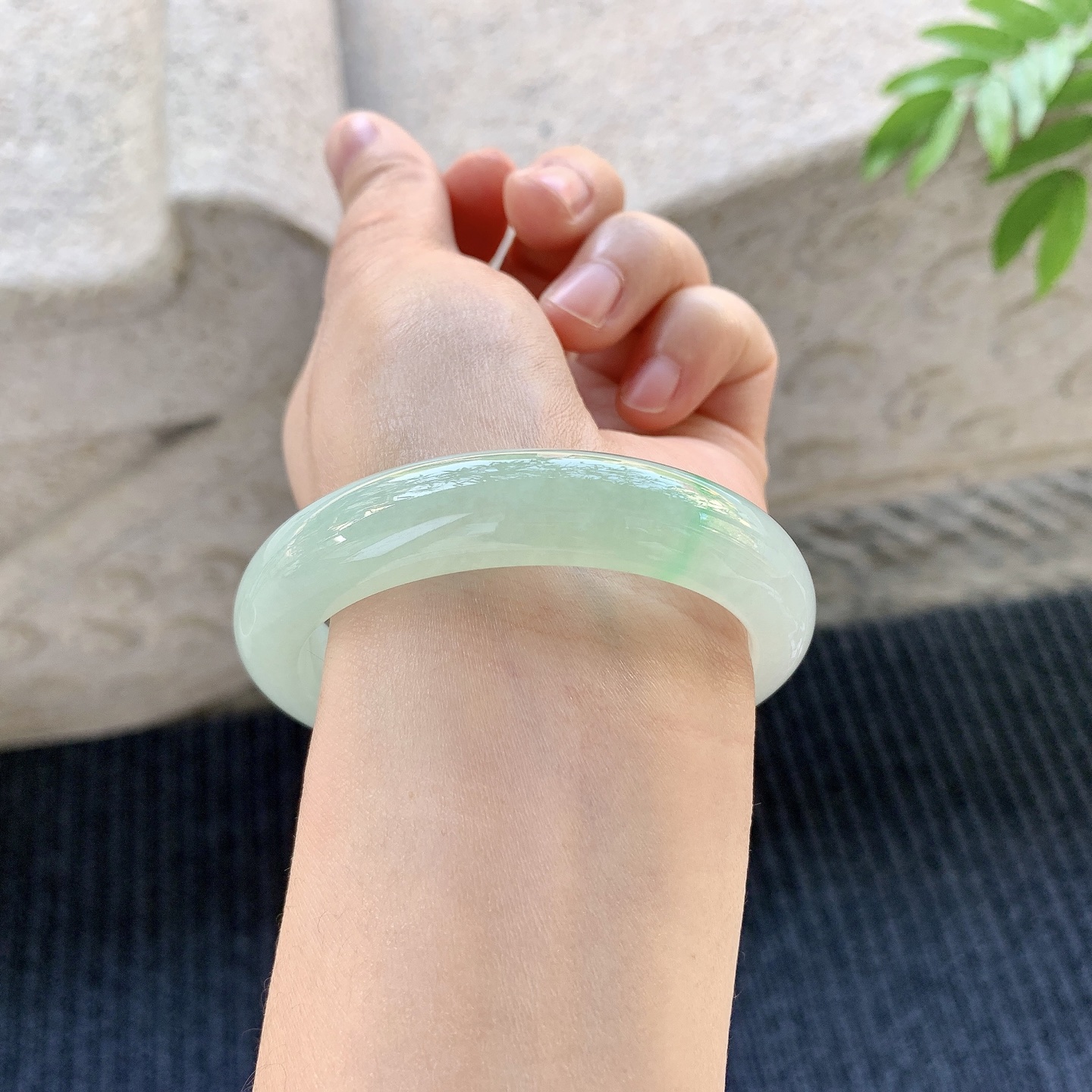 正圈53 54【圈口】54.2/12.2/8.2【编码】A1121034【描述】糯冰飘绿，水润，种老，细腻，打灯有絮线