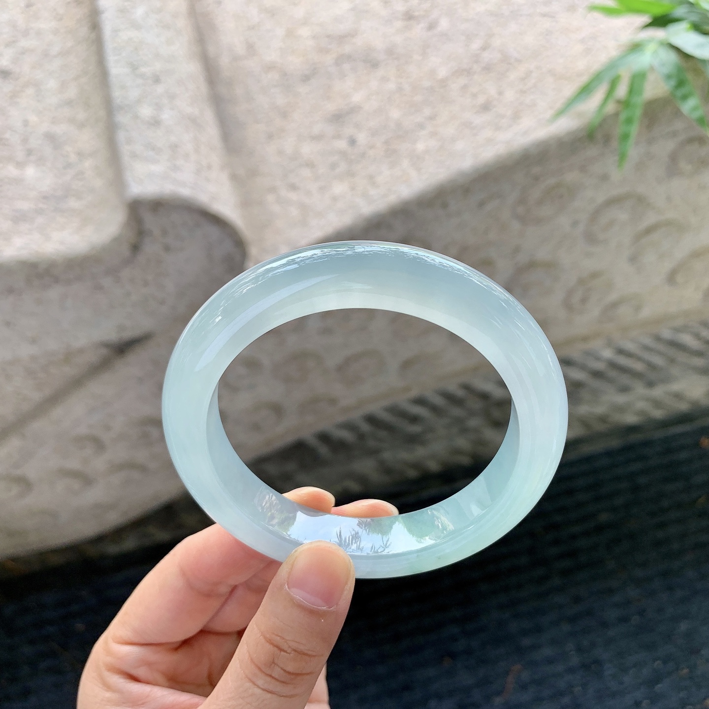 正圈57 58【圈口】58.3/12.3/9.5【编码】BA120768【描述】冰糯晴底，水润，种老，细腻，打灯有絮线