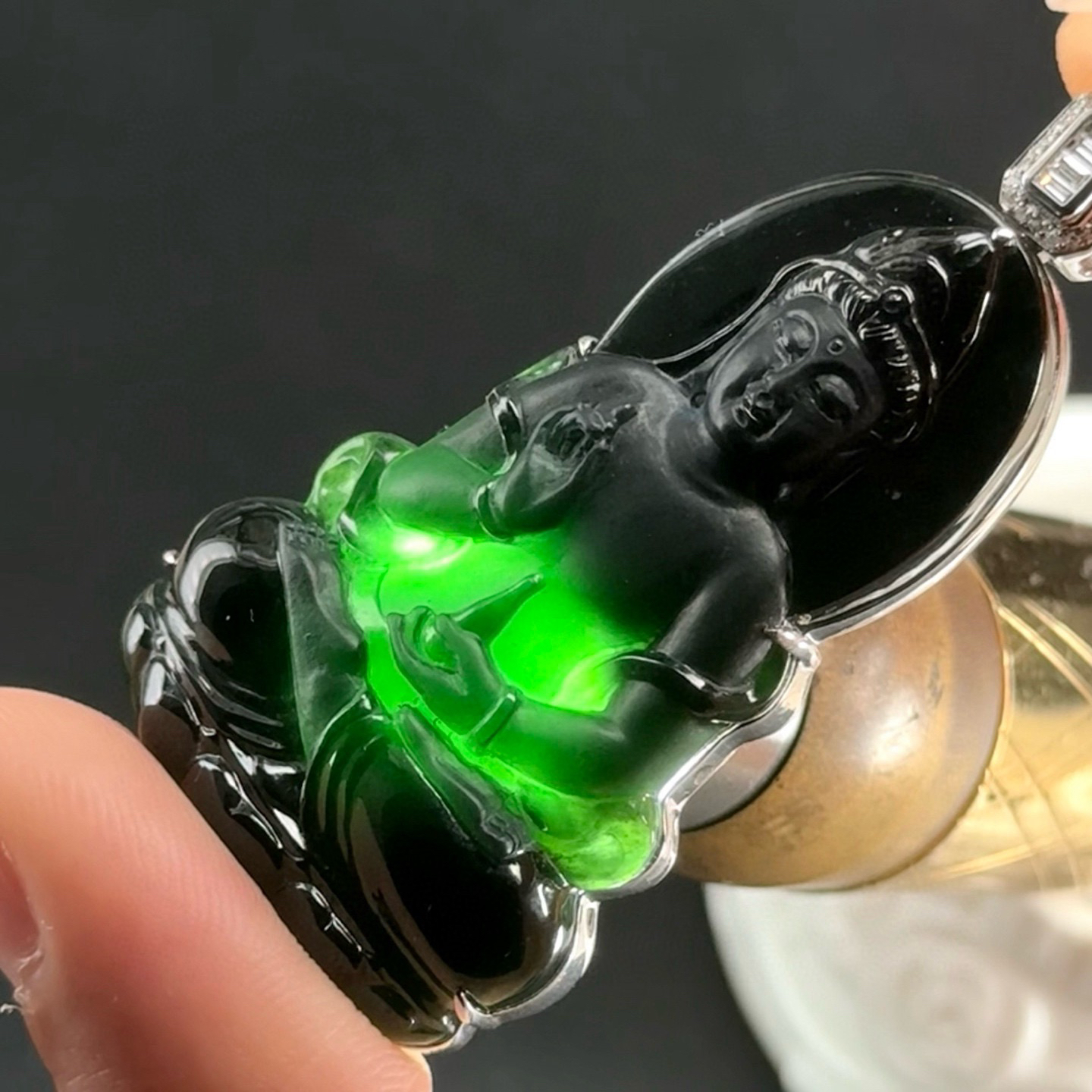 精品18k墨翠观音 种好色正 黑度极好 打灯通透 油性十足 尺寸54.6