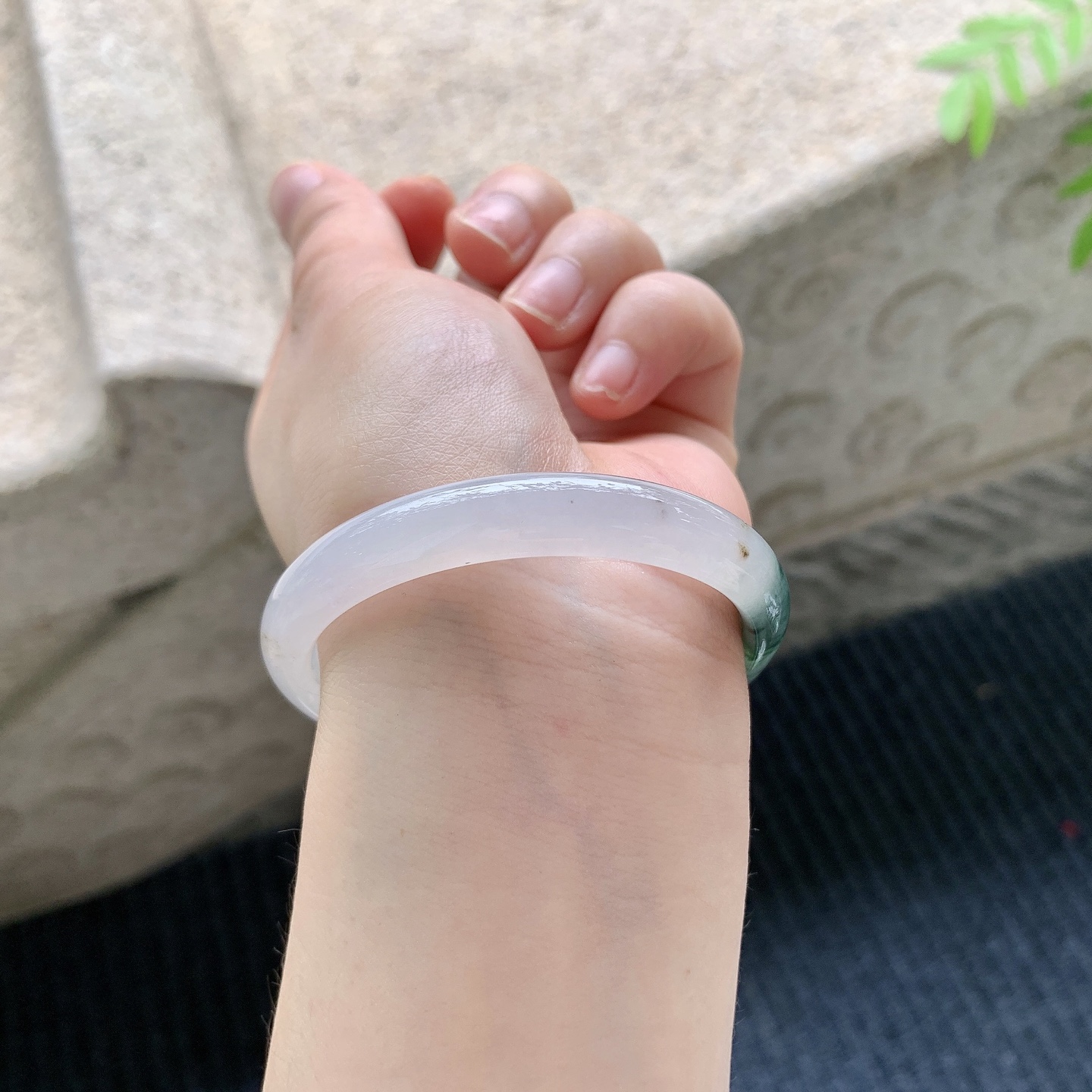 正圈50 51【圈口】51.7/9/5.8【编码】QX041206【描述】糯冰飘花，水润，种老，细腻，打灯有棉线