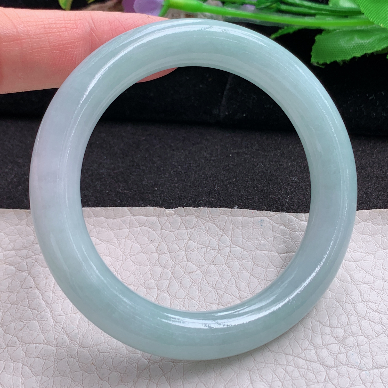 js实拍54*10.3美人镯 天然翡翠a货手镯水润清新浅绿圆条玉镯子