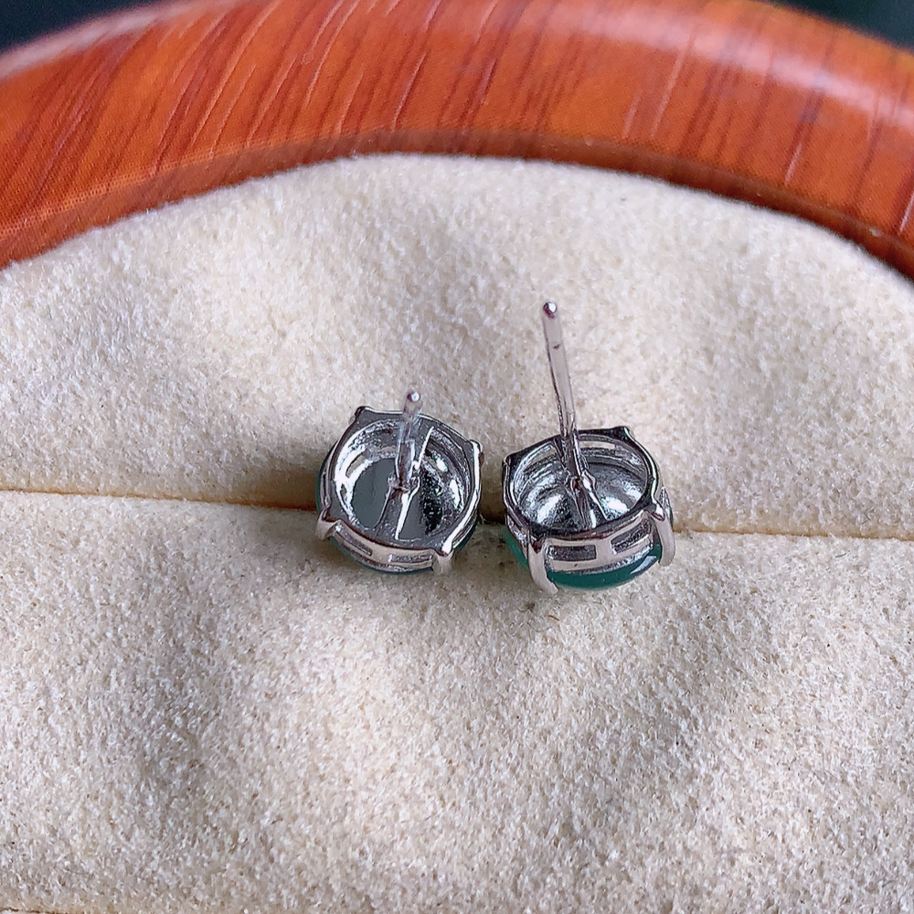 冰晴水翡翠耳钉，自然光实拍，翠色灵动，颜色漂亮，种老水足，品相佳，佩戴佳品！W481.11  取一整体尺寸：7-4.5mm   裸石尺寸：7mm