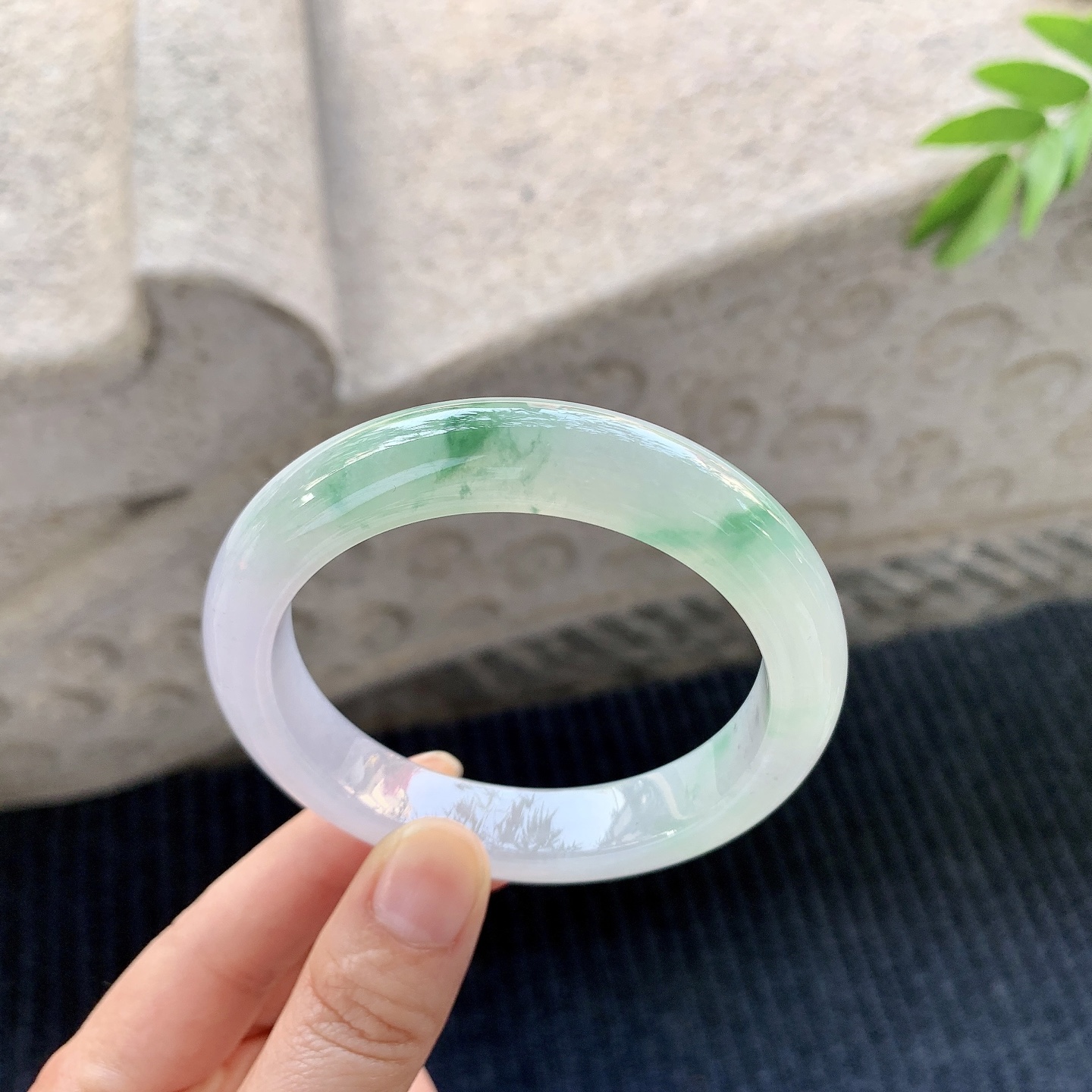 正圈55 56【圈口】56.9/12/9【编码】J7122115【描述】冰糯粉紫飘绿花，水润，种老，细腻，无裂纹