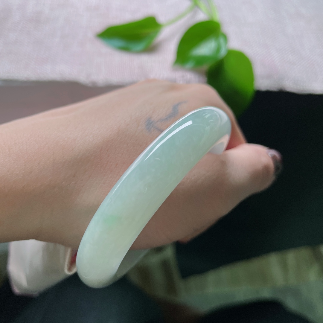 52.6/12.1/8.2，淡紫淡绿正圈，水润细腻，底子干净清爽，落落大方，洒金，无裂，ss50059a