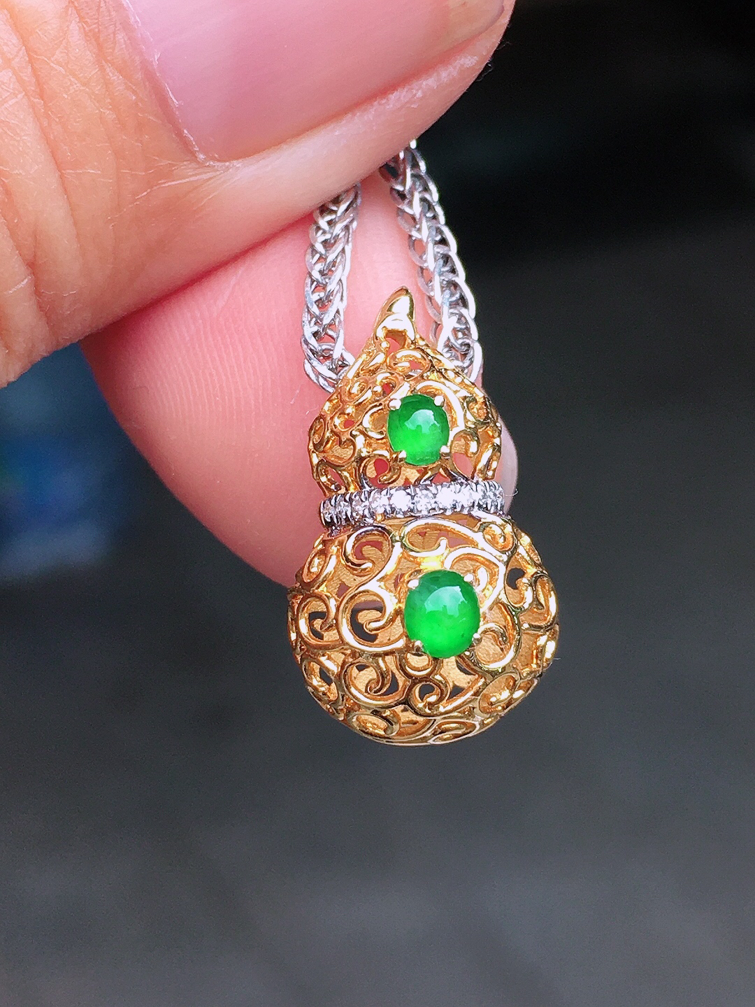 阳绿葫芦吊坠，色泽均匀艳丽，玉质细腻，荧光感超
强，饱满圆润，尽显优雅气质，18k
金豪华镶嵌