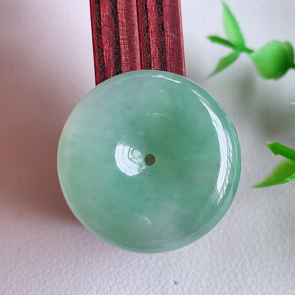 冰润飘花平安扣吊坠，厚装饱满，冰润剔透，细腻水足，种质润泽，飘花灵动，佩戴优雅大气，W357.11   尺寸：26.8-6mm