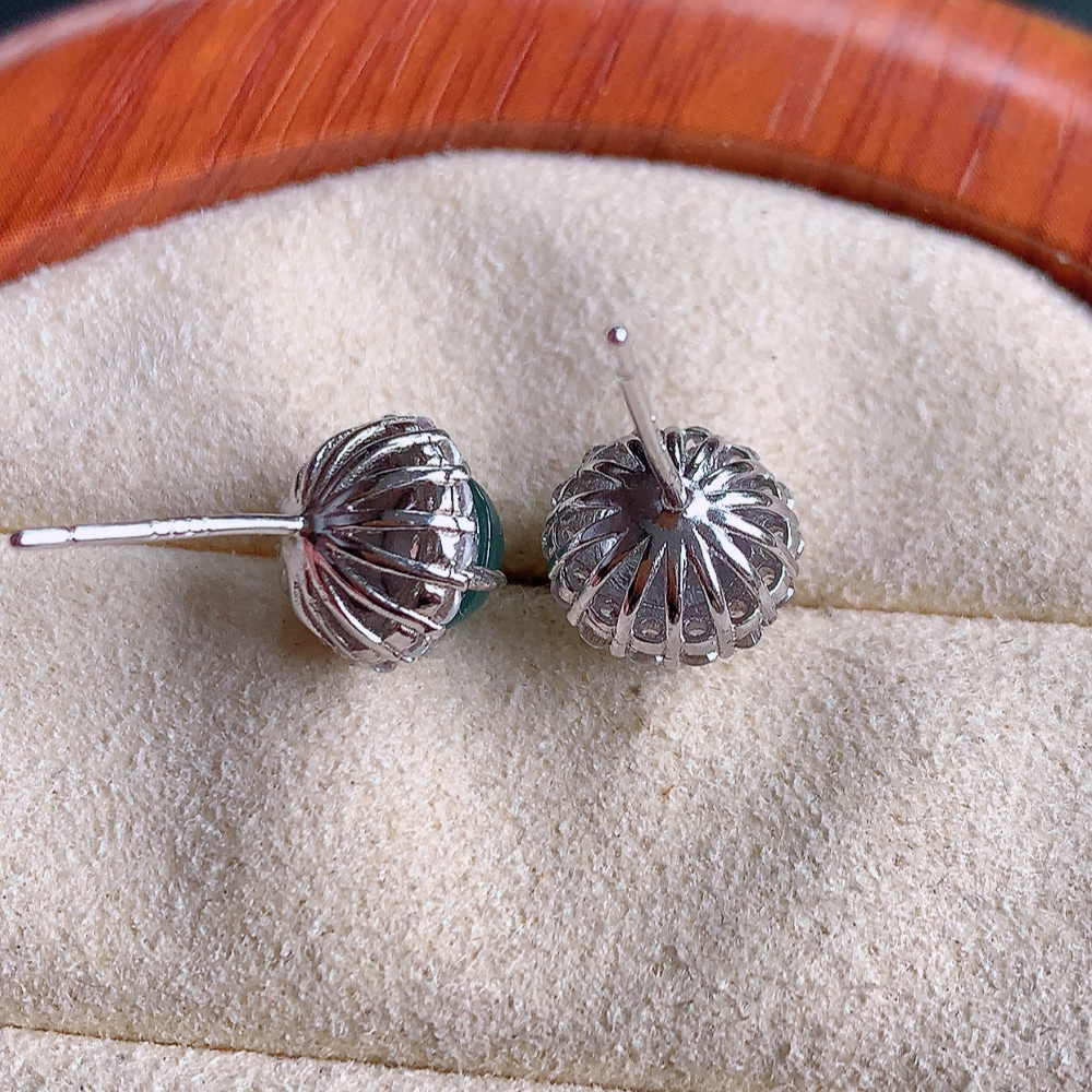 冰晴水翡翠耳钉，自然光实拍，翠色灵动，颜色漂亮，种老水足，品相佳，佩戴佳品！W481.11  取一整体尺寸：9.2-8mm   裸石尺寸：6mm