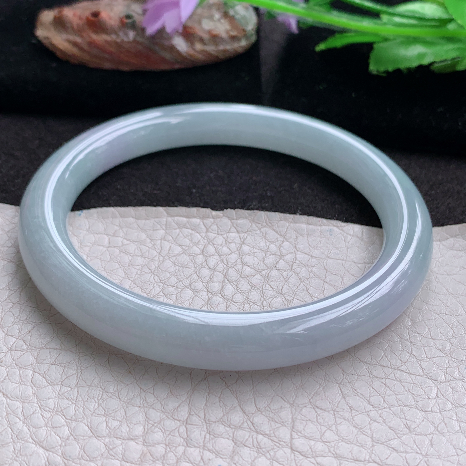 js大圈口64*9.5美人镯 天然翡翠a货手镯浅绿胶感圆条正圈玉镯子