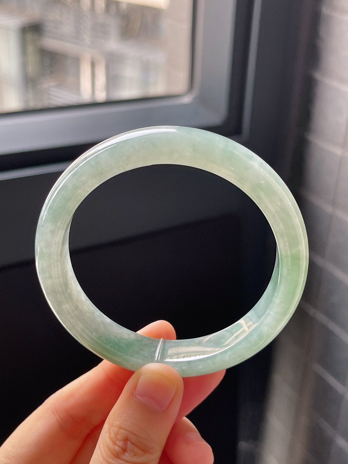 正圈57.7圈口，翡翠冰糯种淡绿色手镯