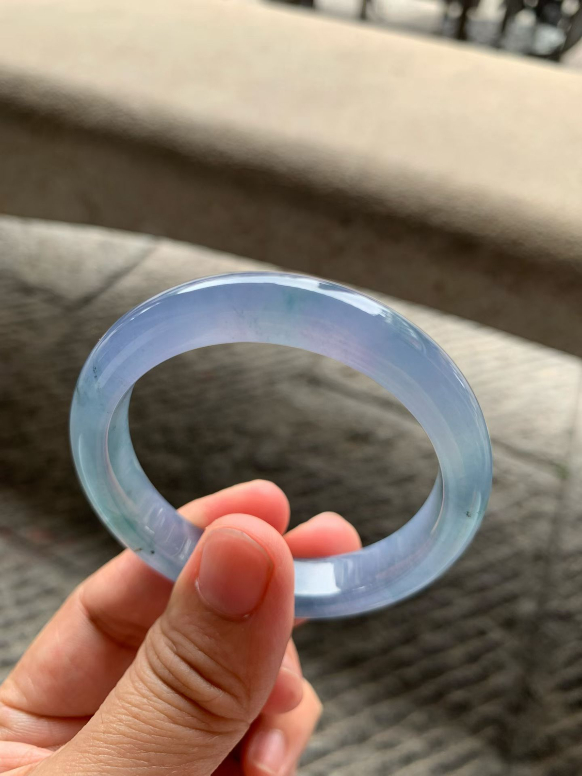 美艳冰紫飘花正圈手镯尺寸50*11*7.5 老坑种水，纯净细腻，通透冰凝，胶感满满，花色灵动，韵味十足，高贵典雅！