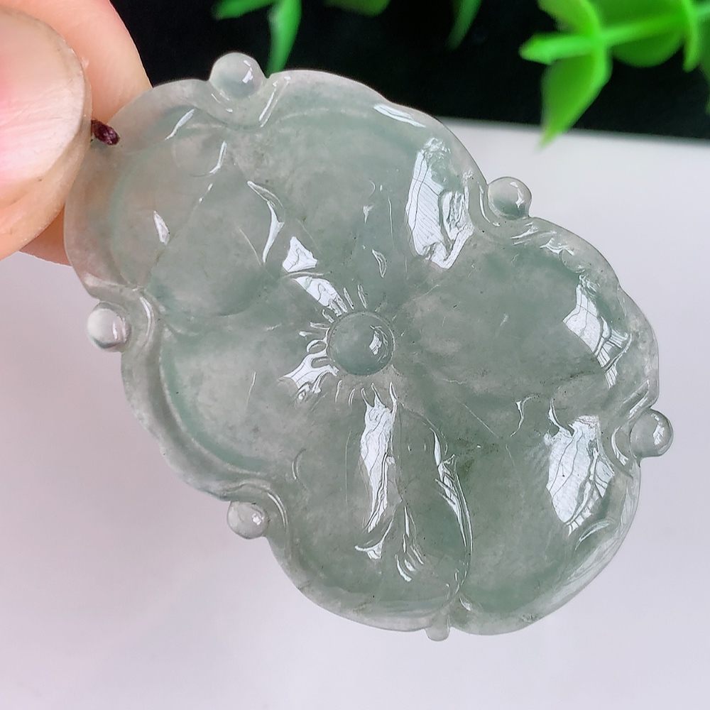 冰润荷叶鱼吊坠  荷叶花开富贵，水为财，愿人生如鱼得水”清秀高雅，线条流畅优美，颜色靓丽，佩戴效果优雅迷人！性价比超高！W41.11  尺寸：43-29.5-5.3mm