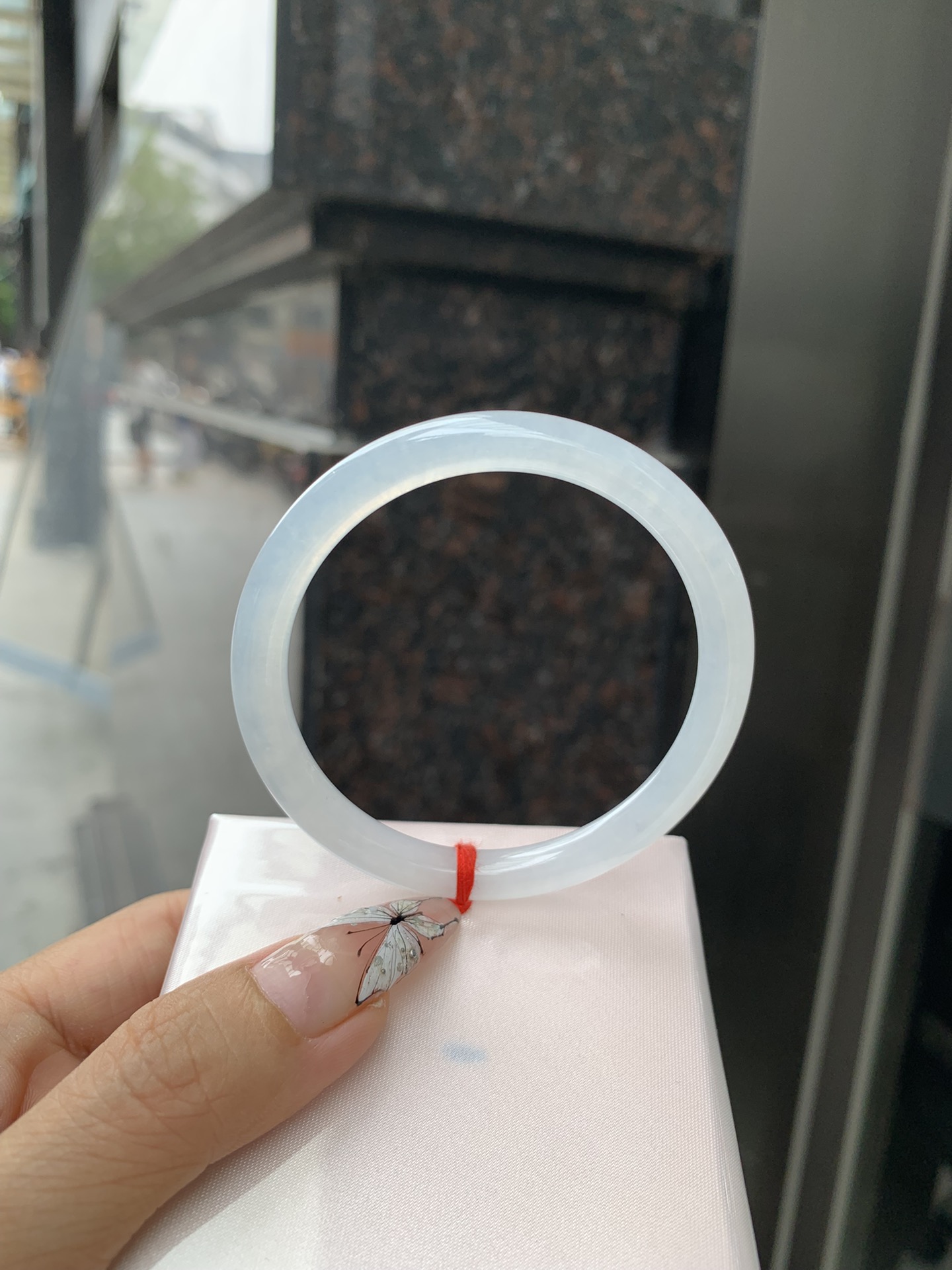 白月光美人条 54.3-7-6 0412-N410-3 打灯细纹，底妆细腻，水水润润的白月光，如同夜空中最温柔的那一抹月光，轻轻洒落你的手腕，带来一份宁静与雅致