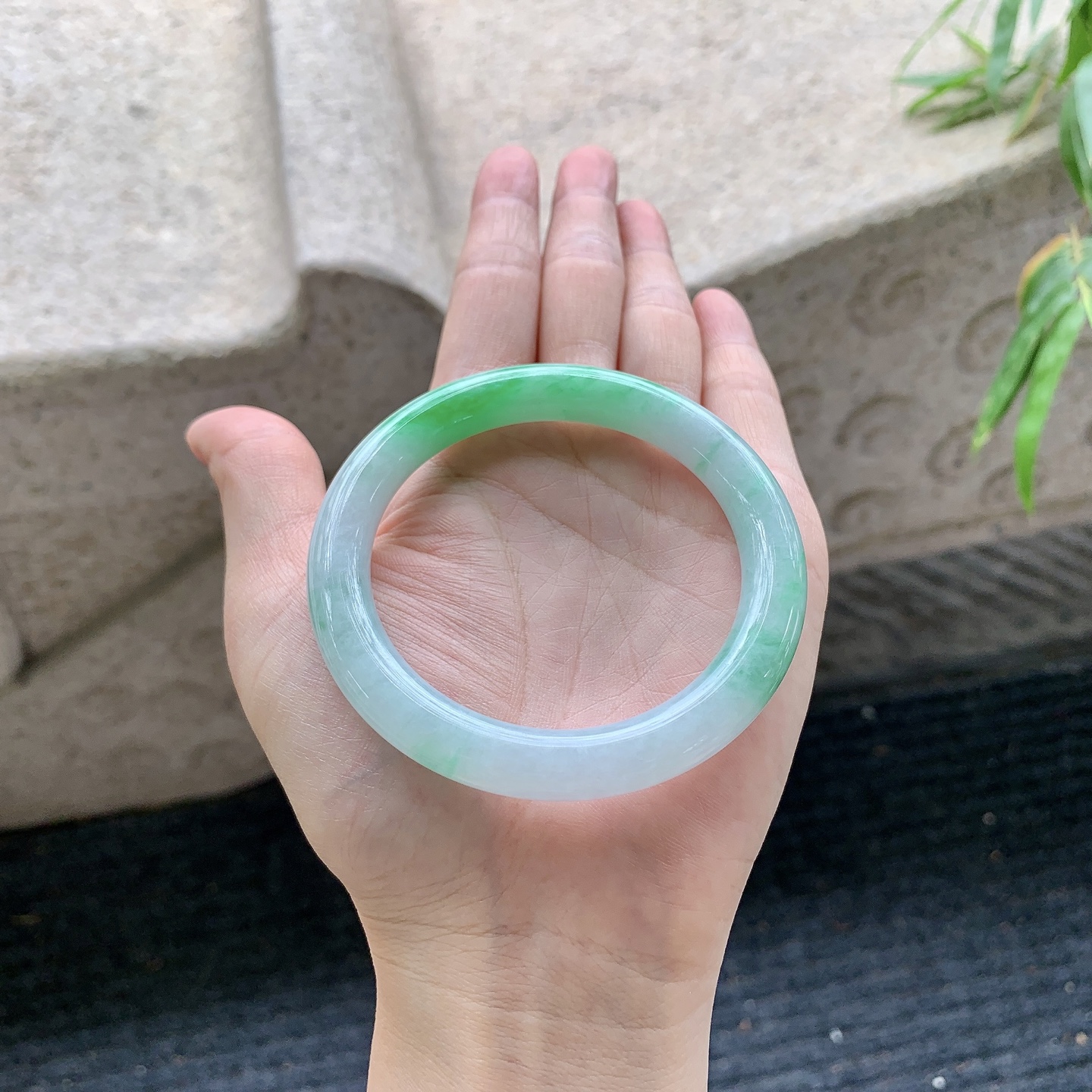 圆条54 55【圈口】54.5/8.8/9【编码】A1121781【描述】细糯飘绿，水润，种老，细腻，有纹线