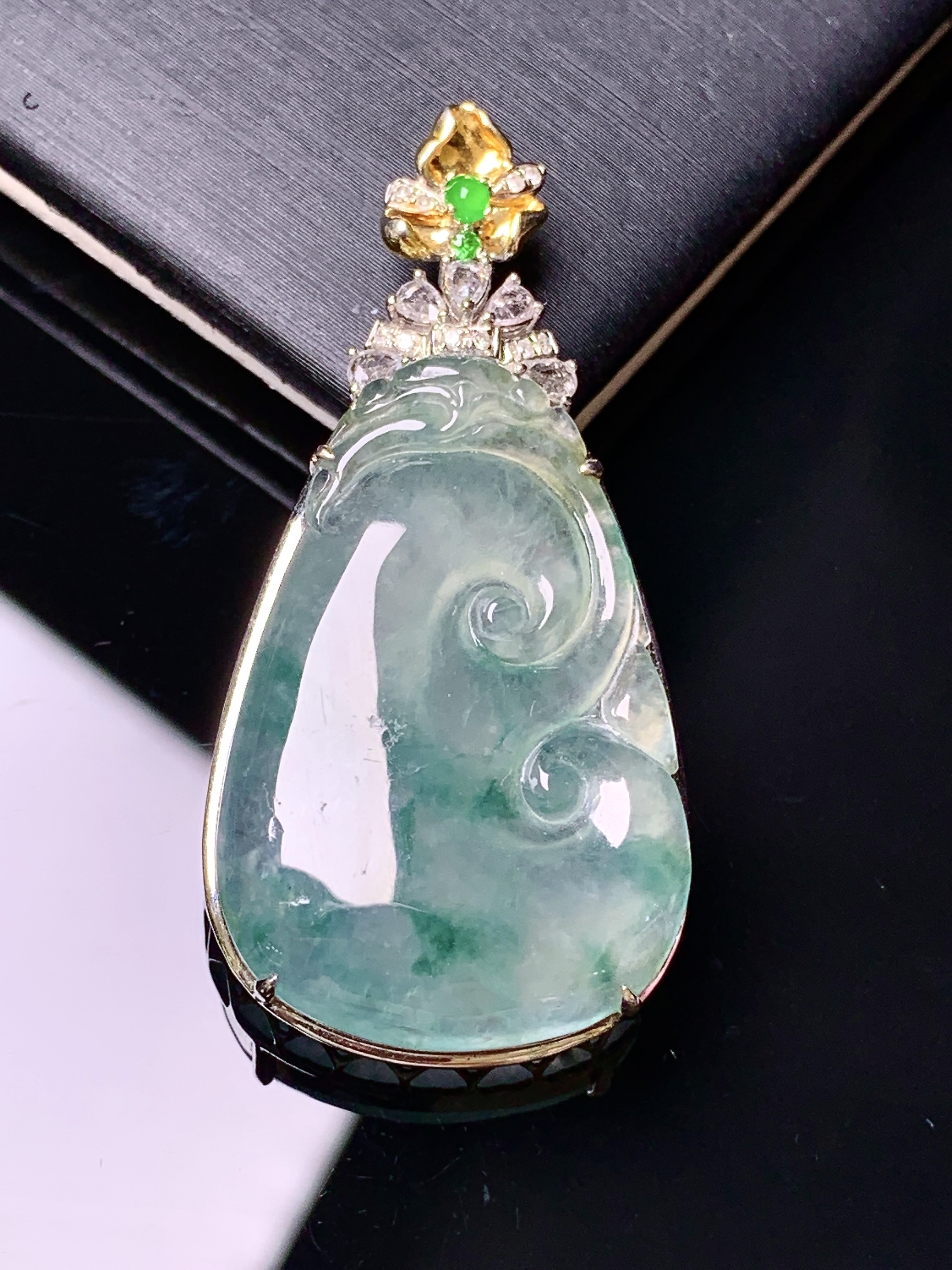 18k金钻镶嵌冰种如意吊坠 玉质细腻 色泽艳丽清新 水润亮眼 整体尺寸41.5*20.3*7.5yz