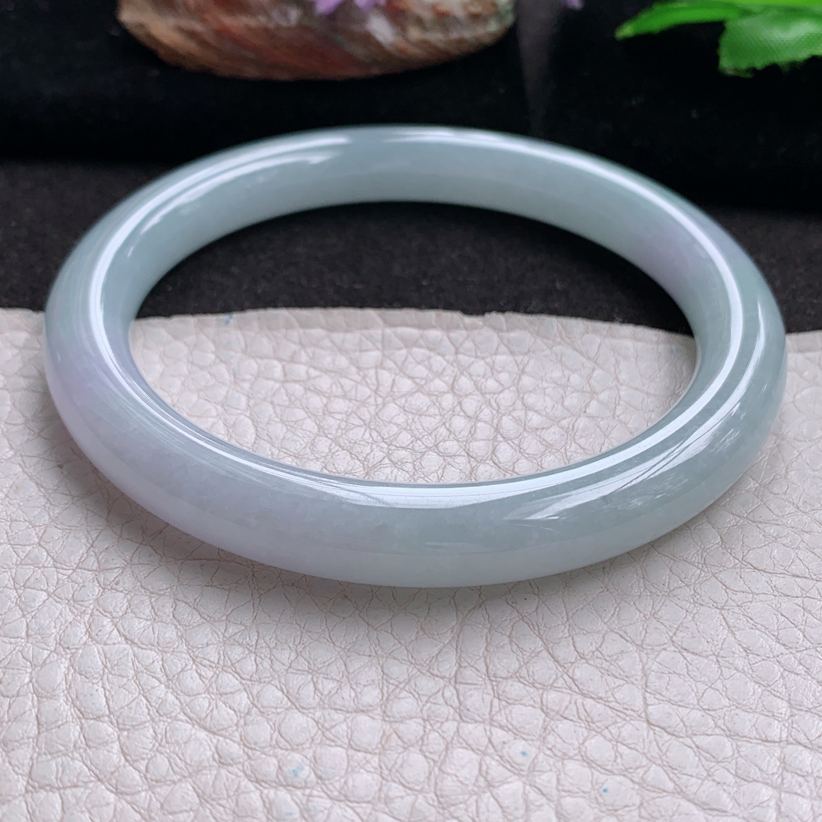 js大圈口64*9.5美人镯 天然翡翠a货手镯浅绿胶感圆条正圈玉镯子