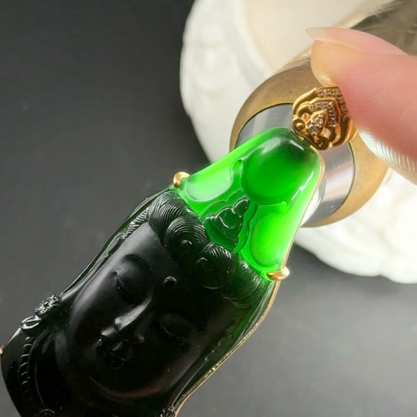 精品18k墨翠观音头 种好色正 黑度极好 打灯通透 油性十足 尺寸57.6