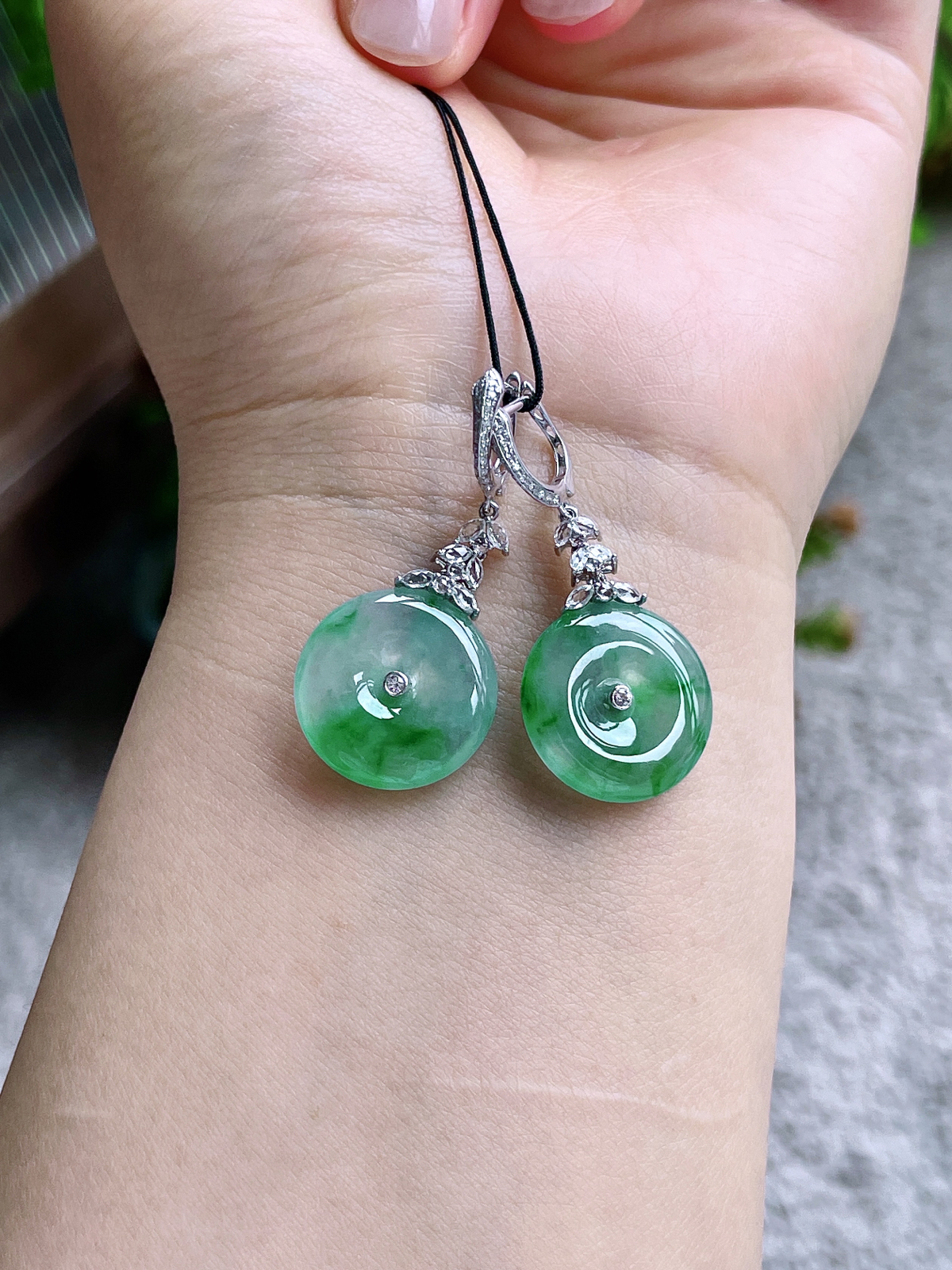 【镶嵌】高冰飘绿花平安扣耳坠 
【说明】缅料 18k金镶嵌 性价比高 飘花
【整体】39.4
【裸石】17.2-3.6