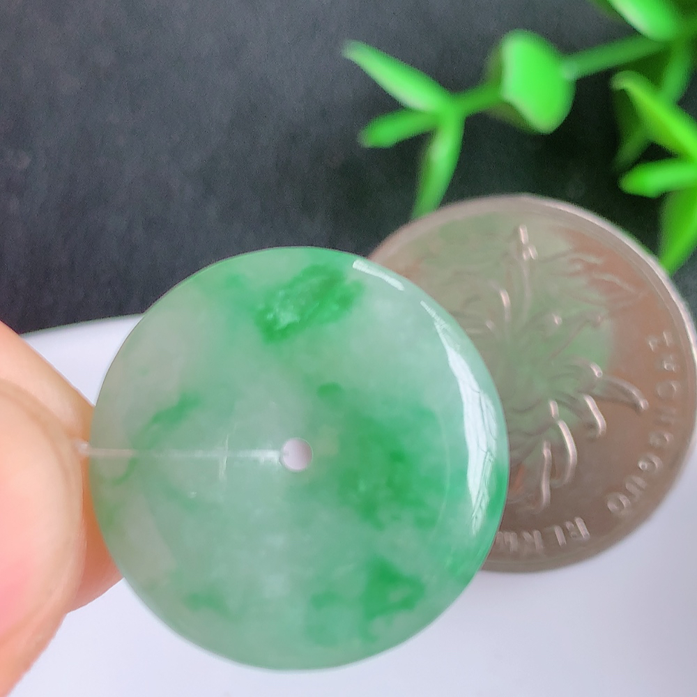 冰润飘绿平安扣吊坠，厚装饱满，冰润剔透，细腻水足，种质润泽，飘花灵动，佩戴优雅大气，W49.12   尺寸：20.2-3.6mm