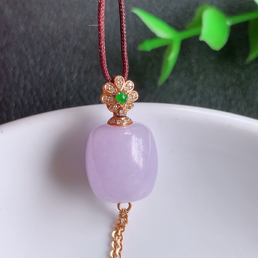 18k金伴钻冰润紫罗兰路路通翡翠吊坠  款式新颖时尚，日常百搭的款。满满的份量感，紫气东来，清秀高雅，上身效果优雅迷人！性价比超值  W42.11  整体尺寸：40-11.2mm  裸石尺寸：11.5-11.2mm
