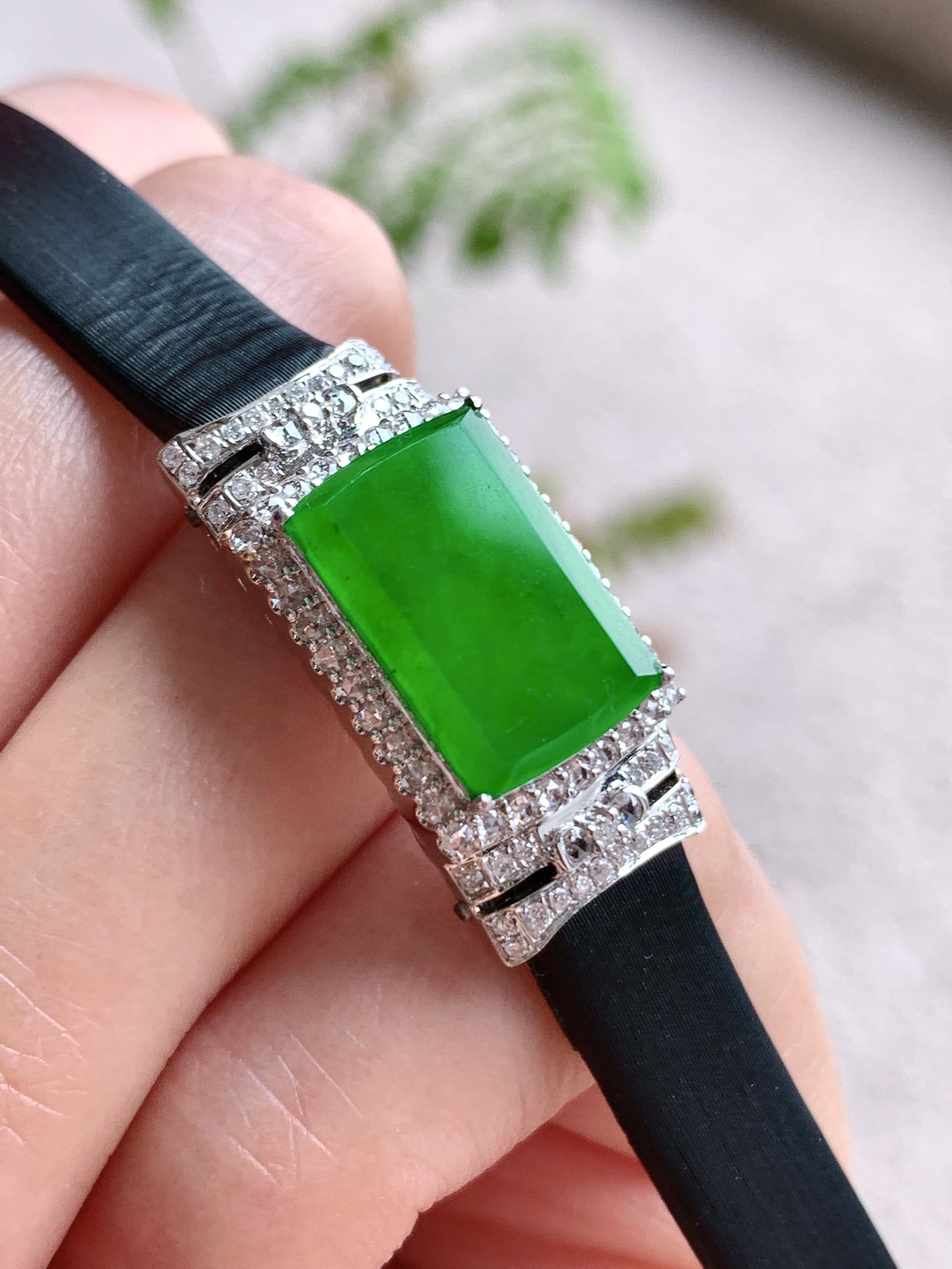 【镶嵌】🫧高冰阳绿无事牌满绿无事牌手牌手表款
【说明】缅料 18k金镶嵌 性价比高  
【整体】24.3-12.4-7.2
【裸石】14-9.6-1