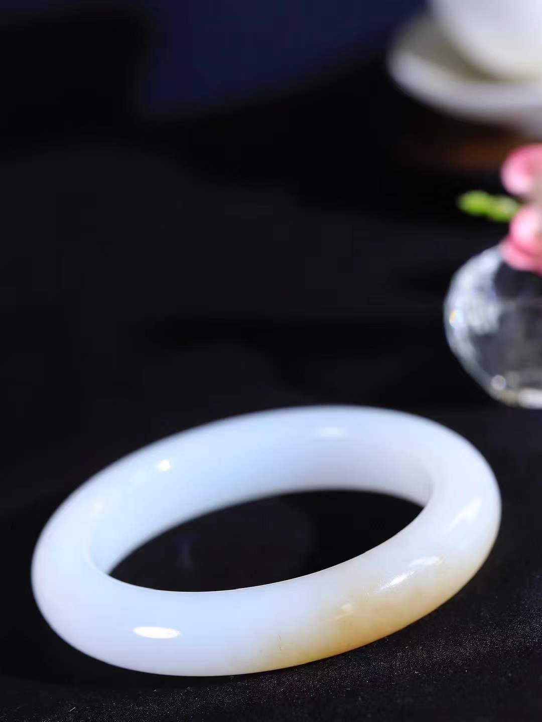 （温柔雅致.手镯）

精品和田玉糖白玉手镯。镯型饱满，温润细腻，脂润沁香。️执一卷书，沏一盏茶，着一袭裙，戴一只镯。淡淡浅笺，素心若兰，静赏玉中诗画。悠悠岁月，芊手轻摘，盛满诗样芳华。重79.5克   尺寸59.5-14.2-10.5mm    FDA-32401100