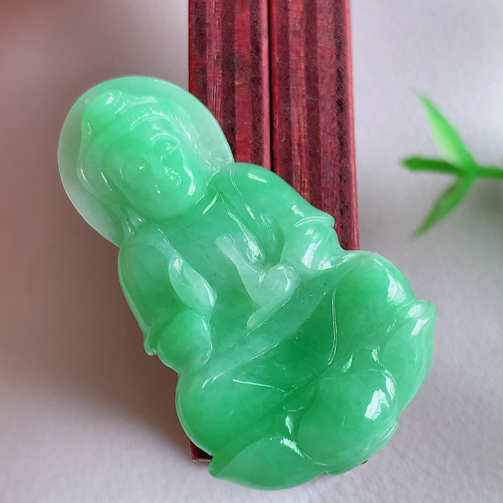 冰润满绿精雕观音吊坠，法相端庄大气，工艺精湛，种色浓郁，细腻饱满冰润，种老水足，收藏佳品，佩戴大气  W42.11     尺寸：37.8-22-5mm