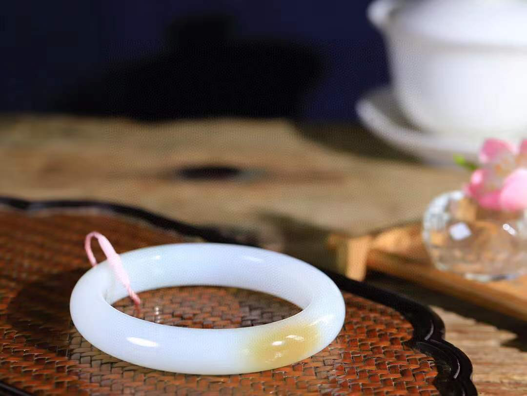 （一见倾心.手镯）

精品和田玉糖白玉手镯，玉质温润细腻 油性十足 手感舒适，高华雅逸，线条流畅，简