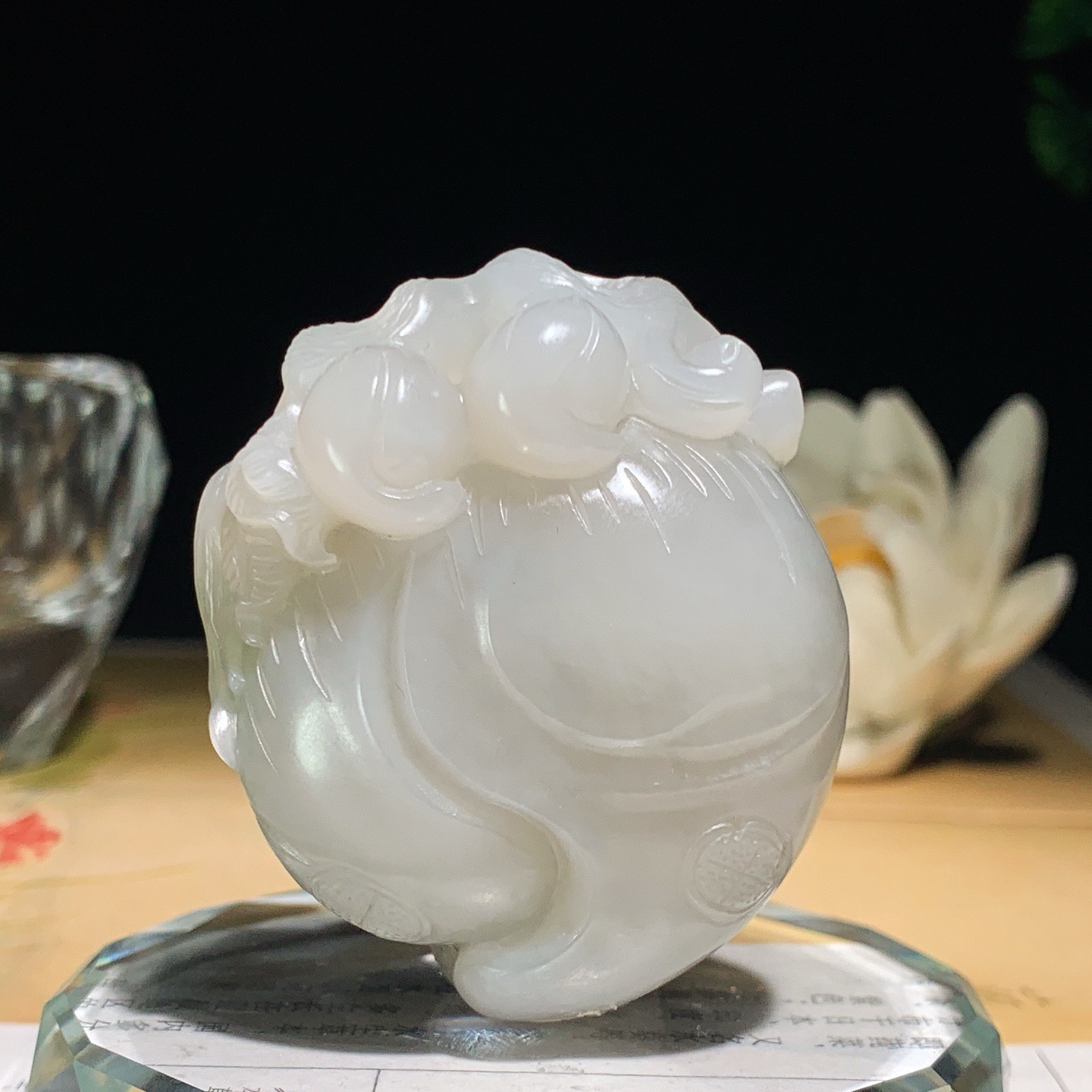 和田玉青海翠翠青代代封侯猴挂件！尺寸50/43/29重82克.玉质细腻油润。手推出油。佩戴高端典雅。lt260410