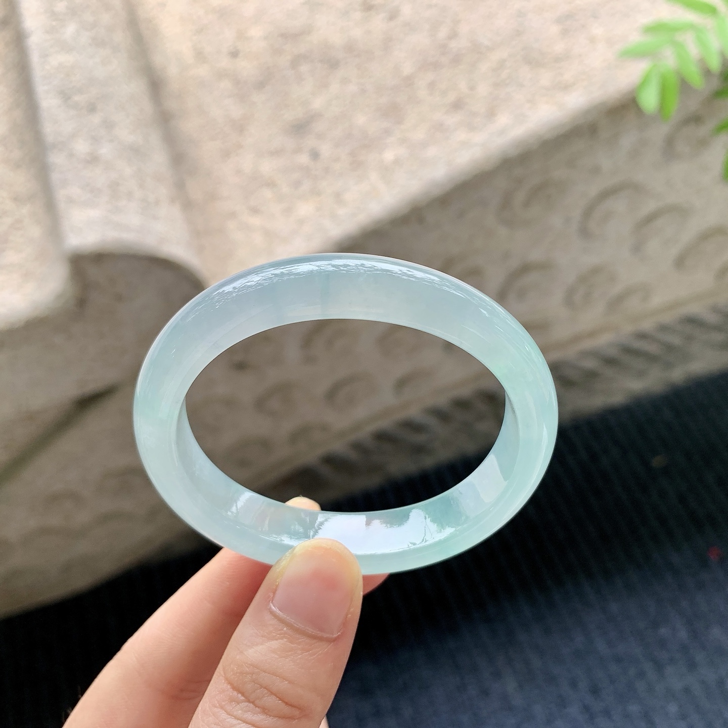 贵妃51 52【圈口】52.7/44.6/11.6/7.5【编码】DZ041214【描述】冰糯晴绿，水润，种老，细腻，无裂