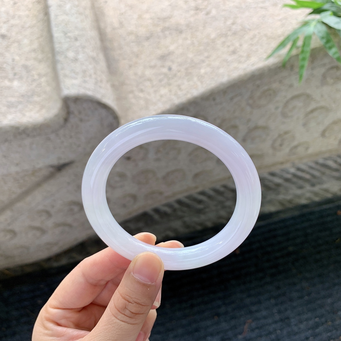 圆条54 55【圈口】55.8/9.7/9.8【编码】A1122598【描述】细糯粉紫底，水润，种老，细腻，打灯有纹线