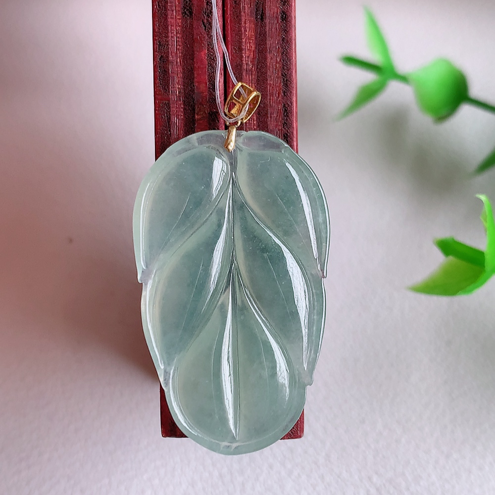 18k金扣冰润金枝玉叶翡翠吊坠  老种起胶感  飘花灵动  寓意“金枝玉叶，大业有成，一夜成名”  饱满大气，水润通透。W49.11 尺寸：30.8-18.8-3.5mm