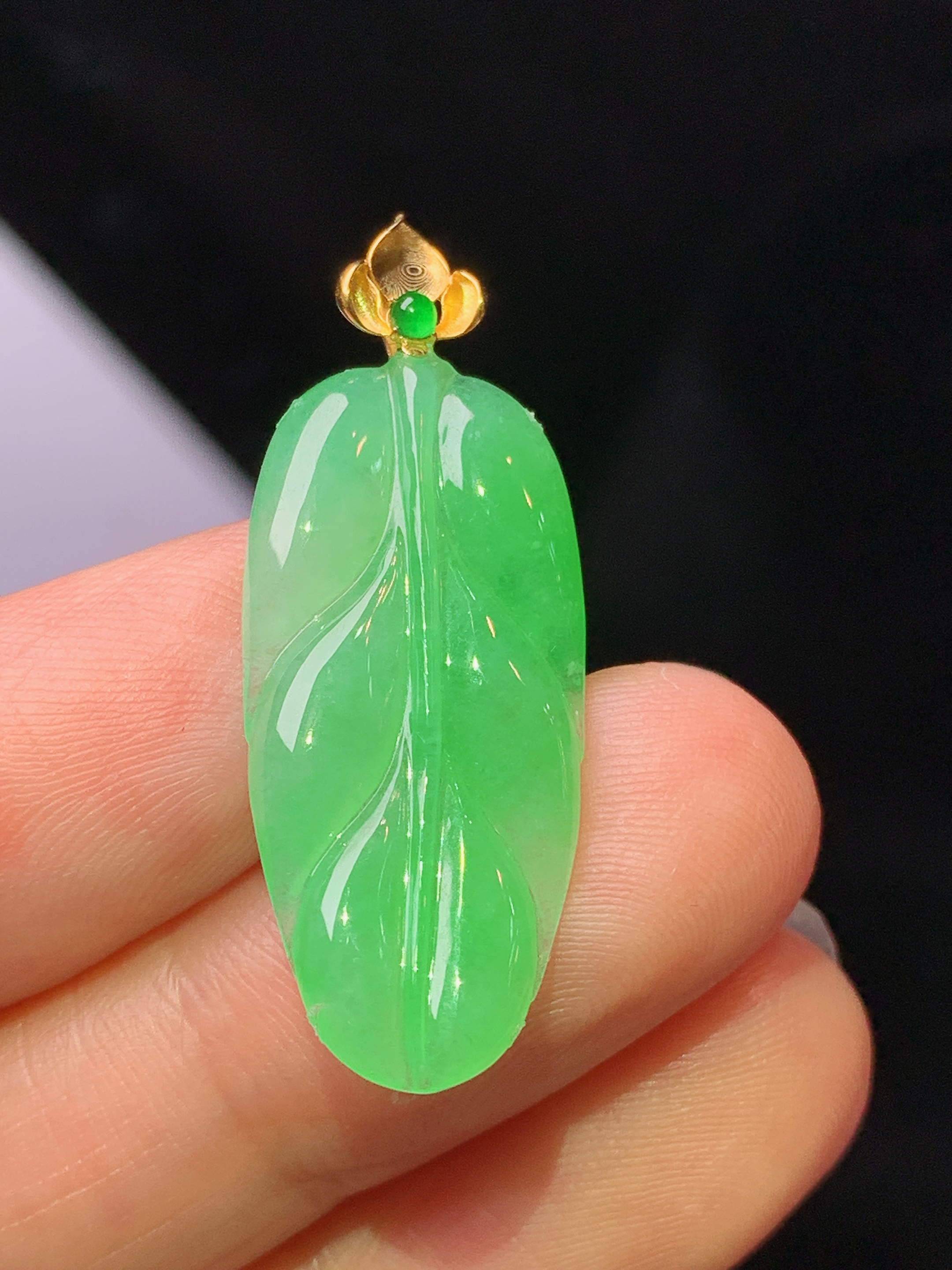 18k金镶嵌翠绿树叶吊坠 玉质细腻 色泽艳丽清新 水润亮眼 整体尺寸33.2*12.8*3.5j2