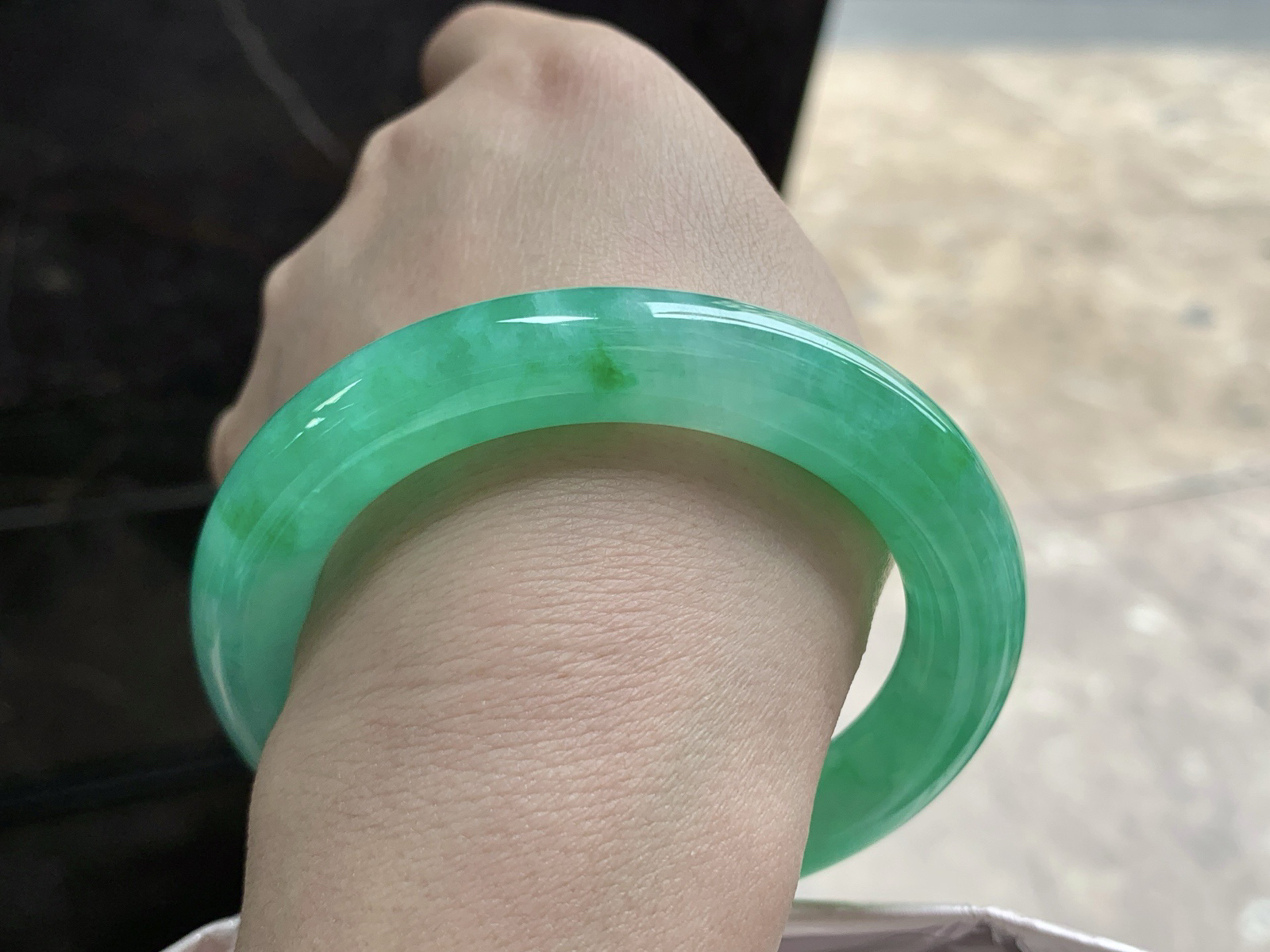 57-11.1

阳绿色圆条手镯^_^色阳