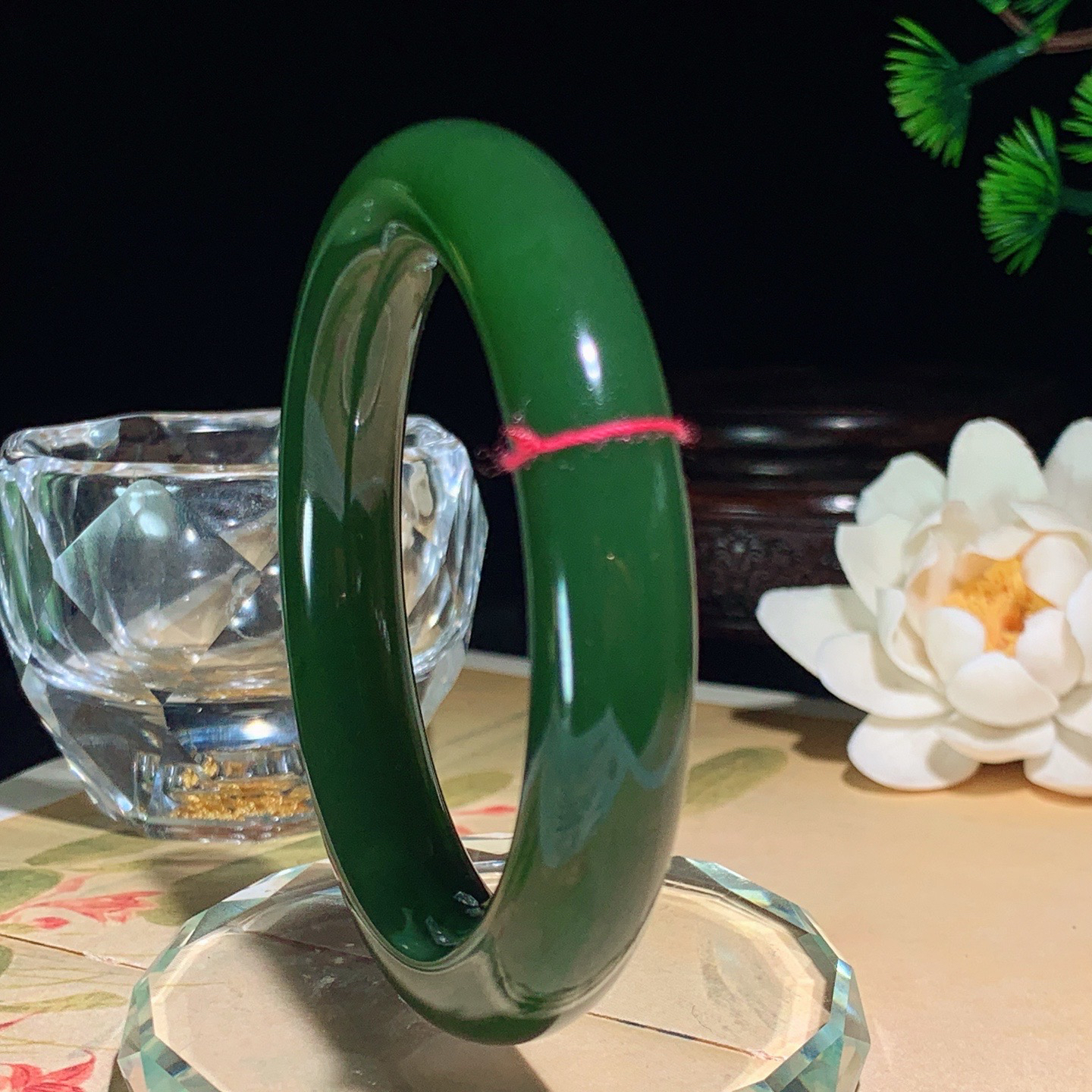 55圈口和田玉阳绿俄罗斯碧玉手镯 55圈口条宽12厚11重69.7克。玉质细腻油润。手推出油。佩戴高端典雅。lt260410