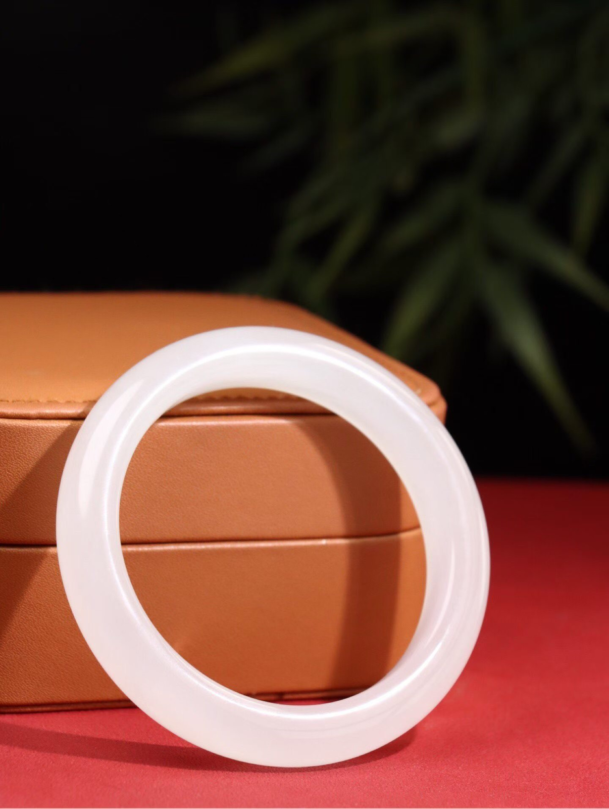 【温柔雅致】

精品和田玉白玉手镯，白冰底质地冰润细腻，色泽高贵典雅，镯型古朴典雅。在诗情画意的雨