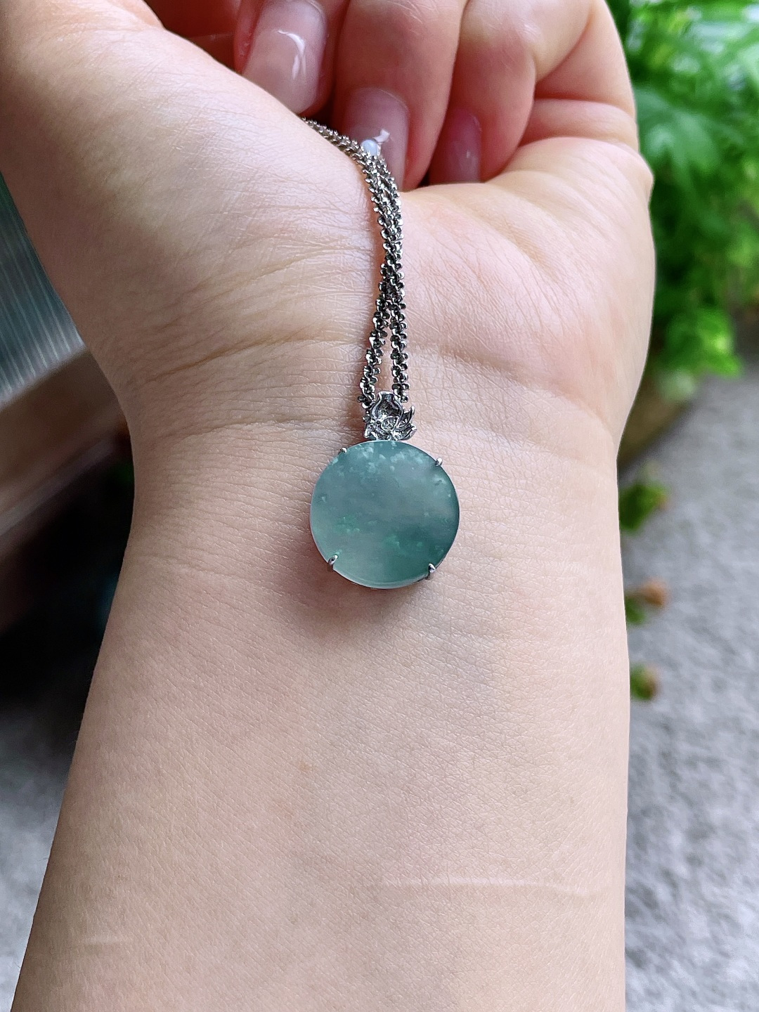 【镶嵌】冰飘花圆牌无事牌吊坠 【说明】缅料 18k金镶嵌 无裂 性比高 【整体】22.3-16.2-5 【裸石】16-2.4 【重量】3克